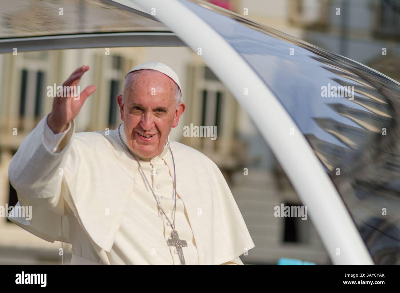 Papa Francesco, con il suo sorriso e modi semplici e umili. il suo pontificato ha ispirato milioni di persone in tutto il mondo e benedice le persone. Foto Stock