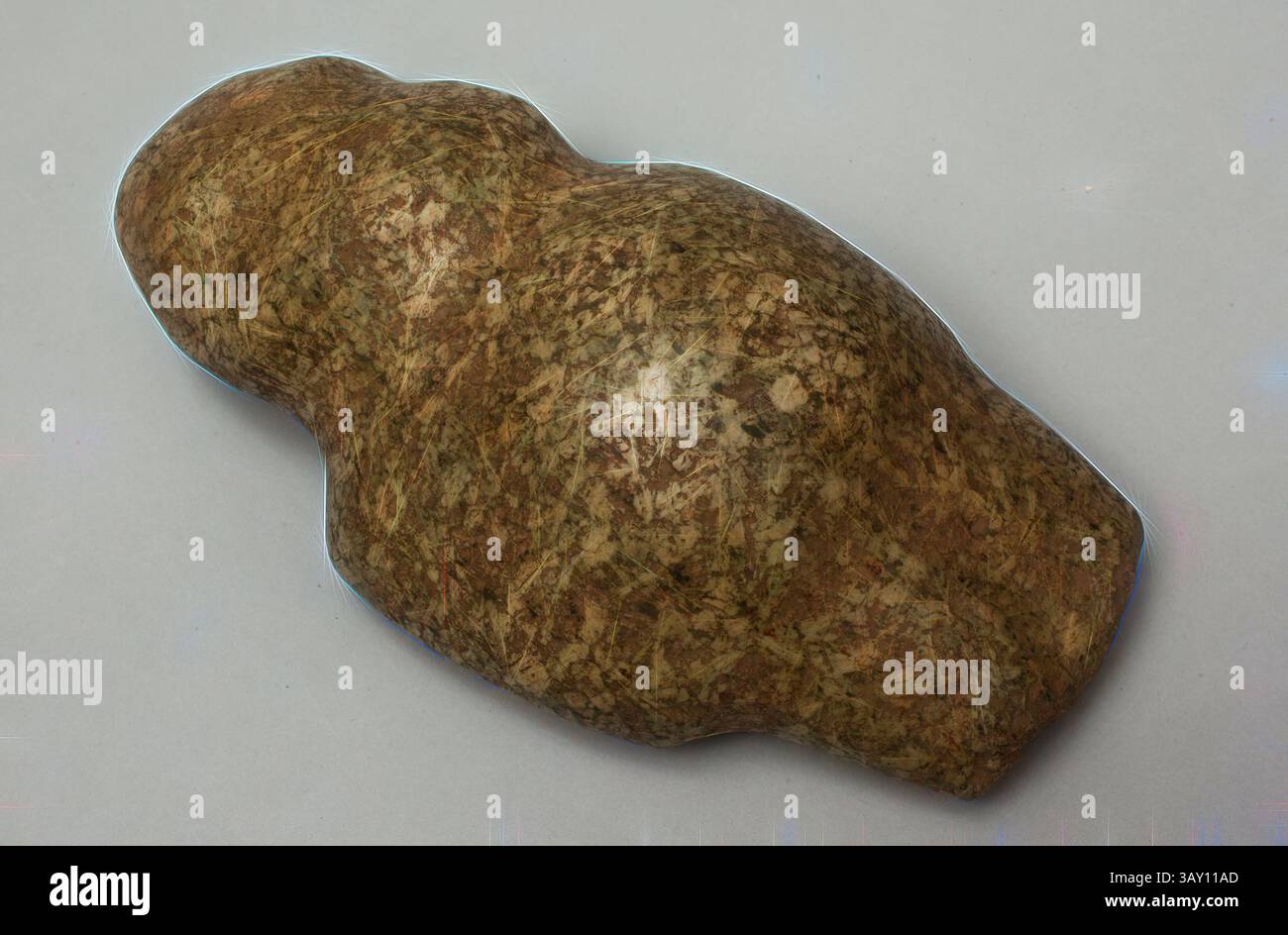 Una pietra liscia, di forma ovale con una superficie testurizzata, caratterizzata da una miscela di toni terrosi e motivi naturali, simile a una forma astratta trovata in natura., Guerrero, precolombiano, figura maschile, tra il 550 e il 100 a.C., pietra, totale: 2 1/2 x 6 1/4 x 3 1/2 pollici (6,4 x 15,9 x 8,9 cm), arte classica con un tocco moderno reimmaginato da Artotop Foto Stock