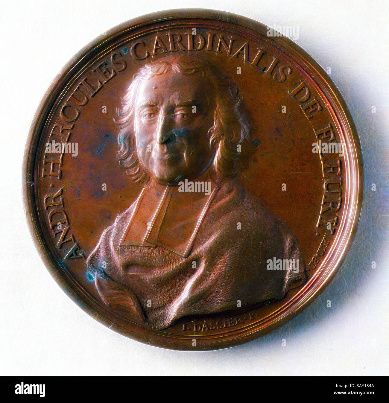 Un medaglione commemorativo con un ritratto del cardinale André-Hercules de Fleury, catturato in rilievo con intricati dettagli intorno ai bordi, che mostra la sua espressione dignitosa e il suo abbigliamento clericale., Jacques Antoine Dassier, francese, 1715-1759, cardinale de Fleury, 1736, rame bronzo, diametro: 1/8 poll., arte classica con un tocco moderno reinventata da Artotop Foto Stock