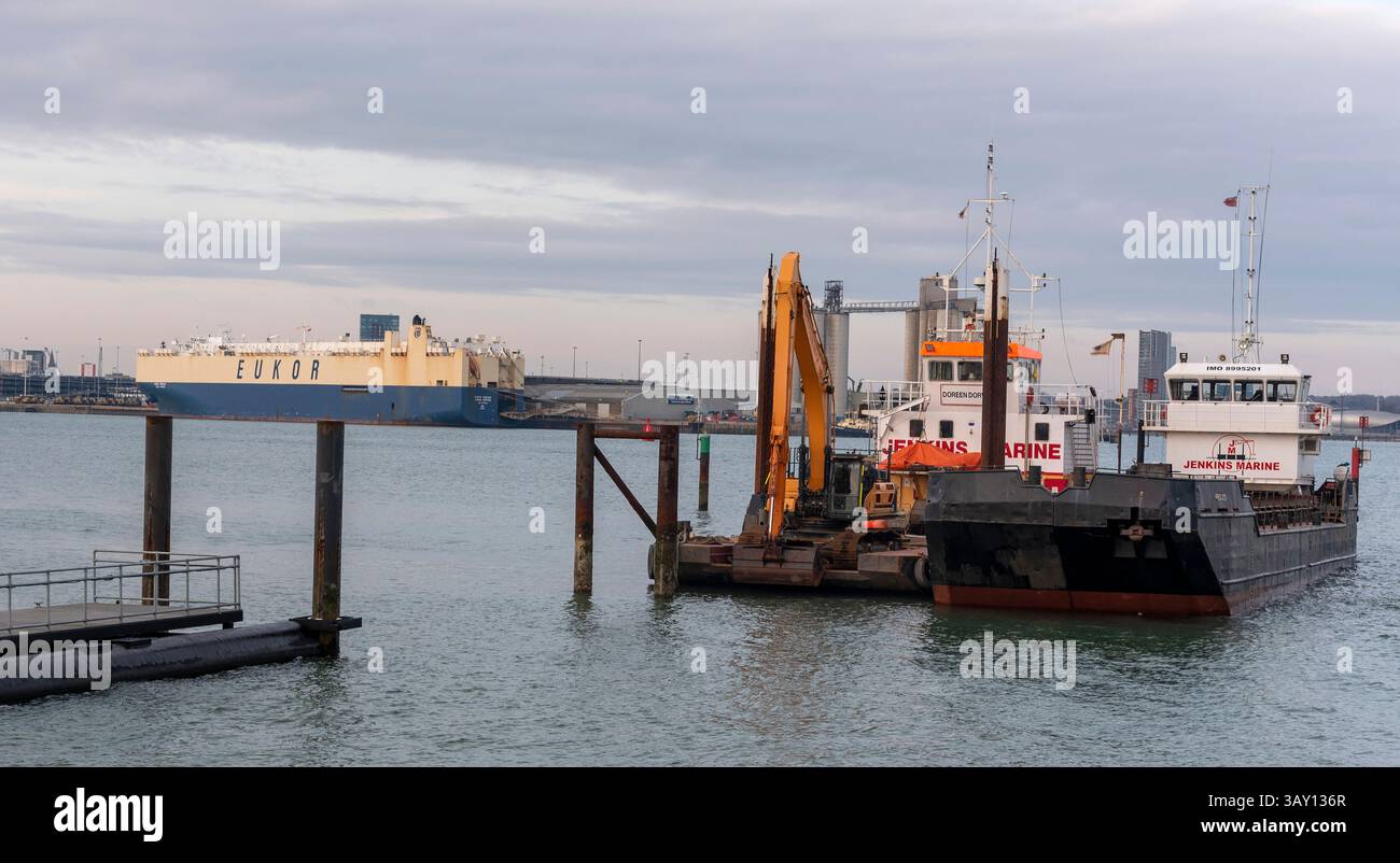 Southampton Water, Inghilterra, Regno Unito. 09.03. 2025. Nave da dragaggio e chiatta che lavorano su Southampton Water vicino a Hythe lungo la sponda occidentale di quest'acqua Foto Stock