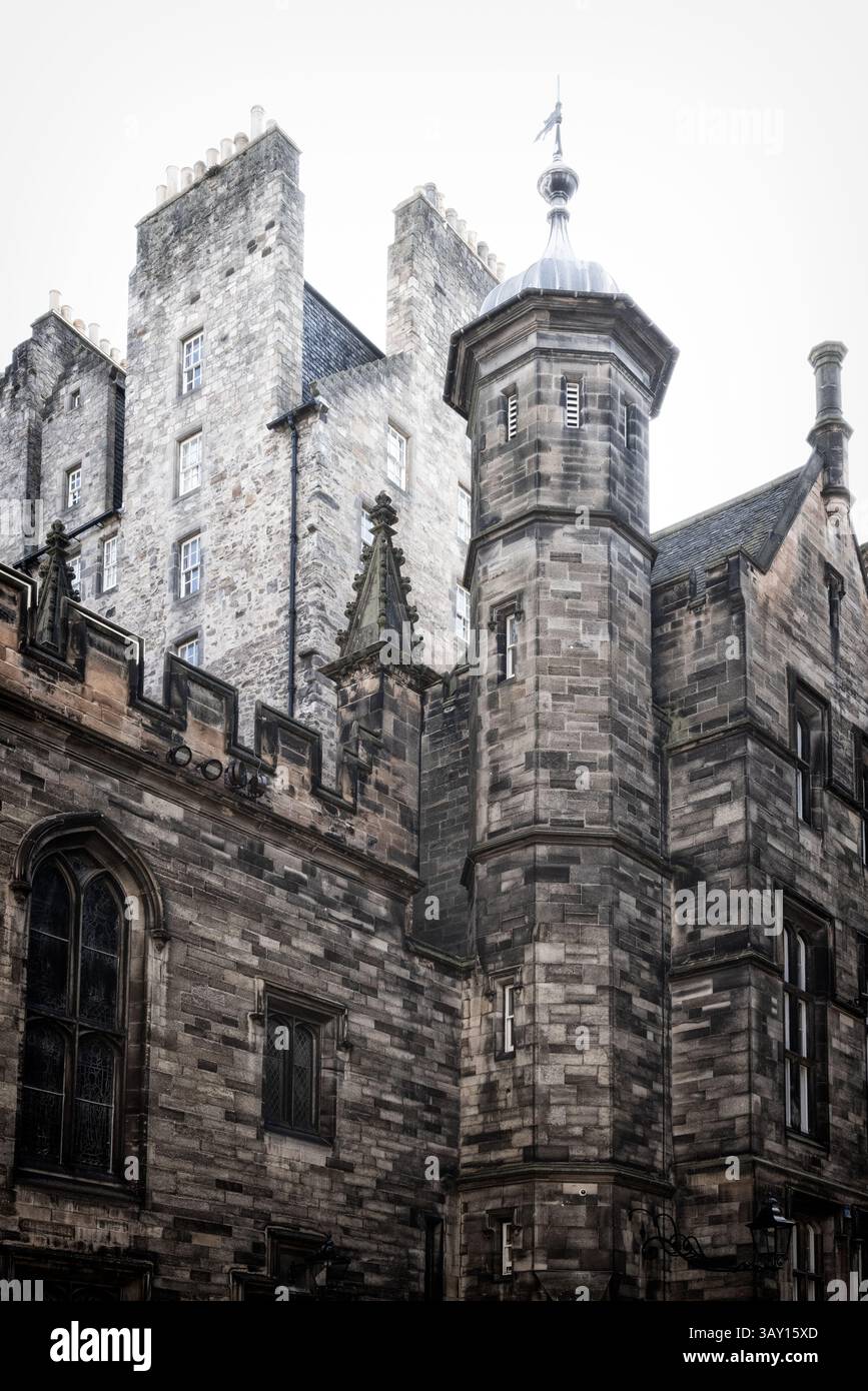 Architettura in quad al New College University di Edimburgo, Scozia Foto Stock