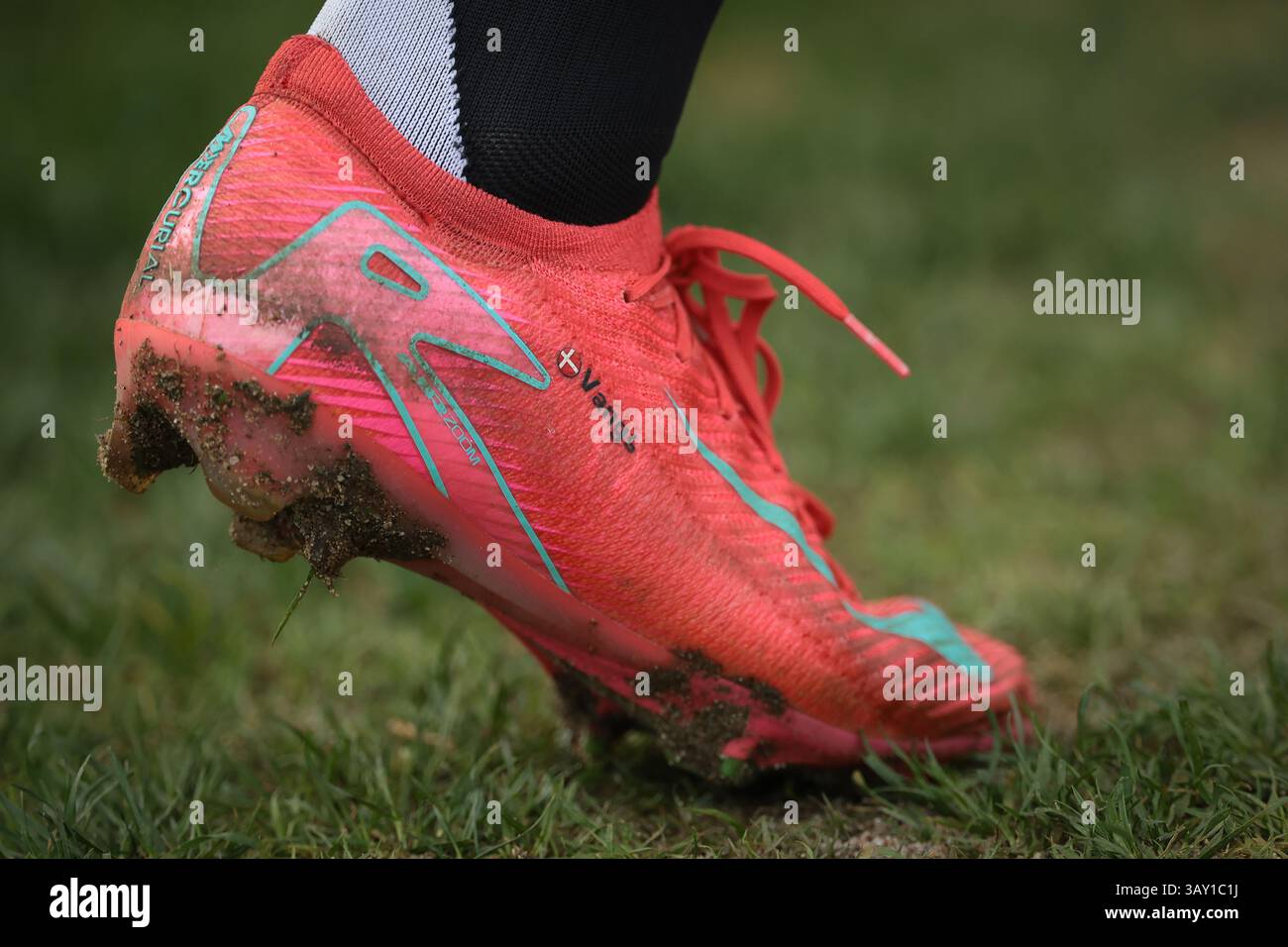 Biella, Italia. 18 aprile 2025. Amalie Jorgensen Vangsgaard di Juventus Nike Mercurial ha personalizzato le scarpe da calcio mentre si riscalda durante la partita Juventus Women vs AC Milan Women serie A femminile allo Stadio Vittorio Pozzo, biella. Il credito per immagini dovrebbe essere: Jonathan Moscrop/Sportimage Credit: Sportimage Ltd/Alamy Live News Foto Stock