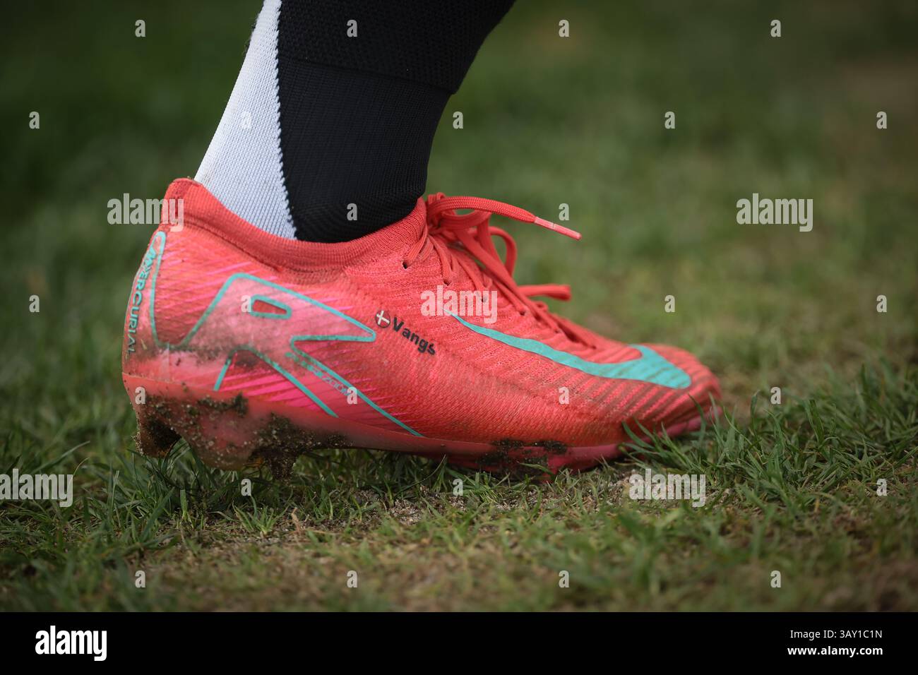 Biella, Italia. 18 aprile 2025. Amalie Jorgensen Vangsgaard di Juventus Nike Mercurial ha personalizzato le scarpe da calcio mentre si riscalda durante la partita Juventus Women vs AC Milan Women serie A femminile allo Stadio Vittorio Pozzo, biella. Il credito per immagini dovrebbe essere: Jonathan Moscrop/Sportimage Credit: Sportimage Ltd/Alamy Live News Foto Stock
