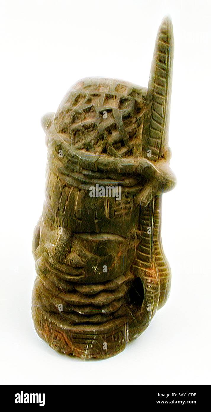 Un'intricata figura in pietra intagliata, caratterizzata da motivi e texture dettagliate, che rappresenta un personaggio stilizzato che tiene un oggetto. L'artigianato mette in risalto sia l'arte tradizionale che il significato culturale., Benin, Africano, pezzo dell'altare del Capo, 1500/1897, 1/2 x 1/2 x 3/4 poll. (26,7 x 11,4 x 12,1 cm), arte classica con un tocco moderno reinventata da Artotop Foto Stock