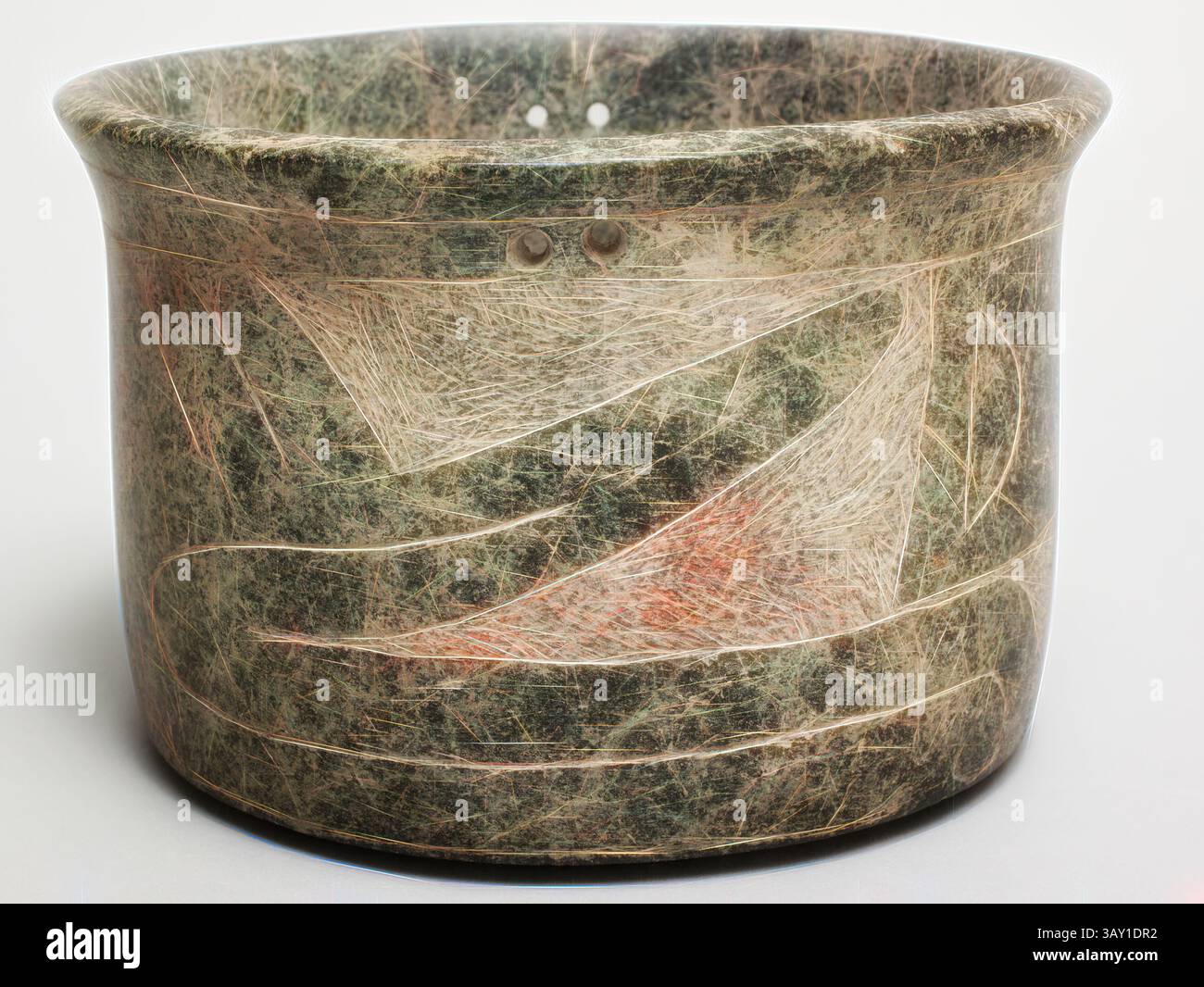 Una ciotola splendidamente realizzata con intricate incisioni e motivi testurizzati in tonalità terrose, che mostrano un elegante equilibrio di forma e design., Olmec, Precolumbian, Bowl, tra il 1500 e il 800 a.C., pietra, totale: 7,6 x 12,7 cm, arte classica con un tocco moderno reinventato da Artotop Foto Stock