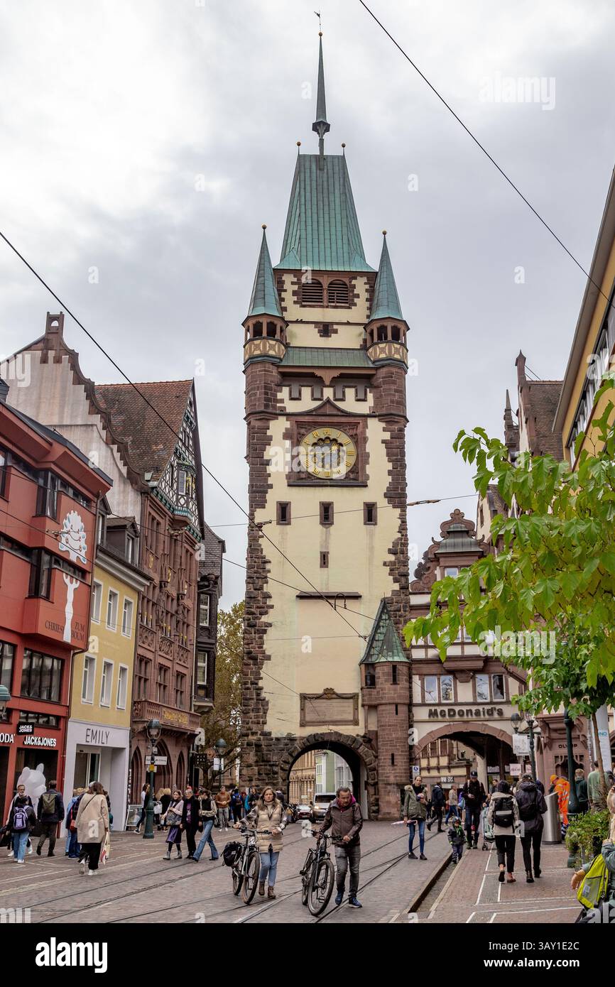 FRIBURGO Im BREISGAU, GERMANIA - 28 OTTOBRE 2023: Si tratta di una torre della storica porta di San Martino, ricostruita e modificata all'inizio di Foto Stock