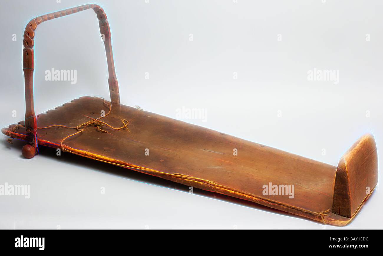 Una slitta in legno lavorata con un manico ricurvo e una base liscia e allungata, che mette in risalto il fascino e l'artigianalità vintage. La superficie è lucidata, e la slitta è leggermente rialzata ad un'estremità, suggerendo il suo scopo di scivolare., Iroquois/Mohawk, Native American, Cradle Board, c. 1850, legno, 29 1/2 x 13 x 1/2 poll. (74,9 x 33,02 x 11,4 cm), arte classica con un tocco moderno reinventata da Artotop Foto Stock