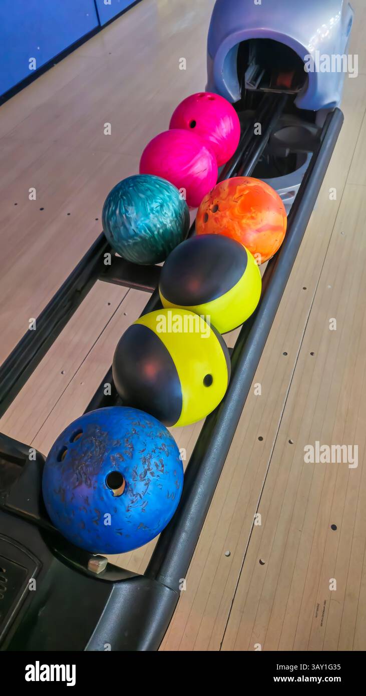 Palazzetto dello sport per bowling. Corsie di pin e palline colorate. Attività ricreative per famiglie. Stile di vita sano Foto Stock