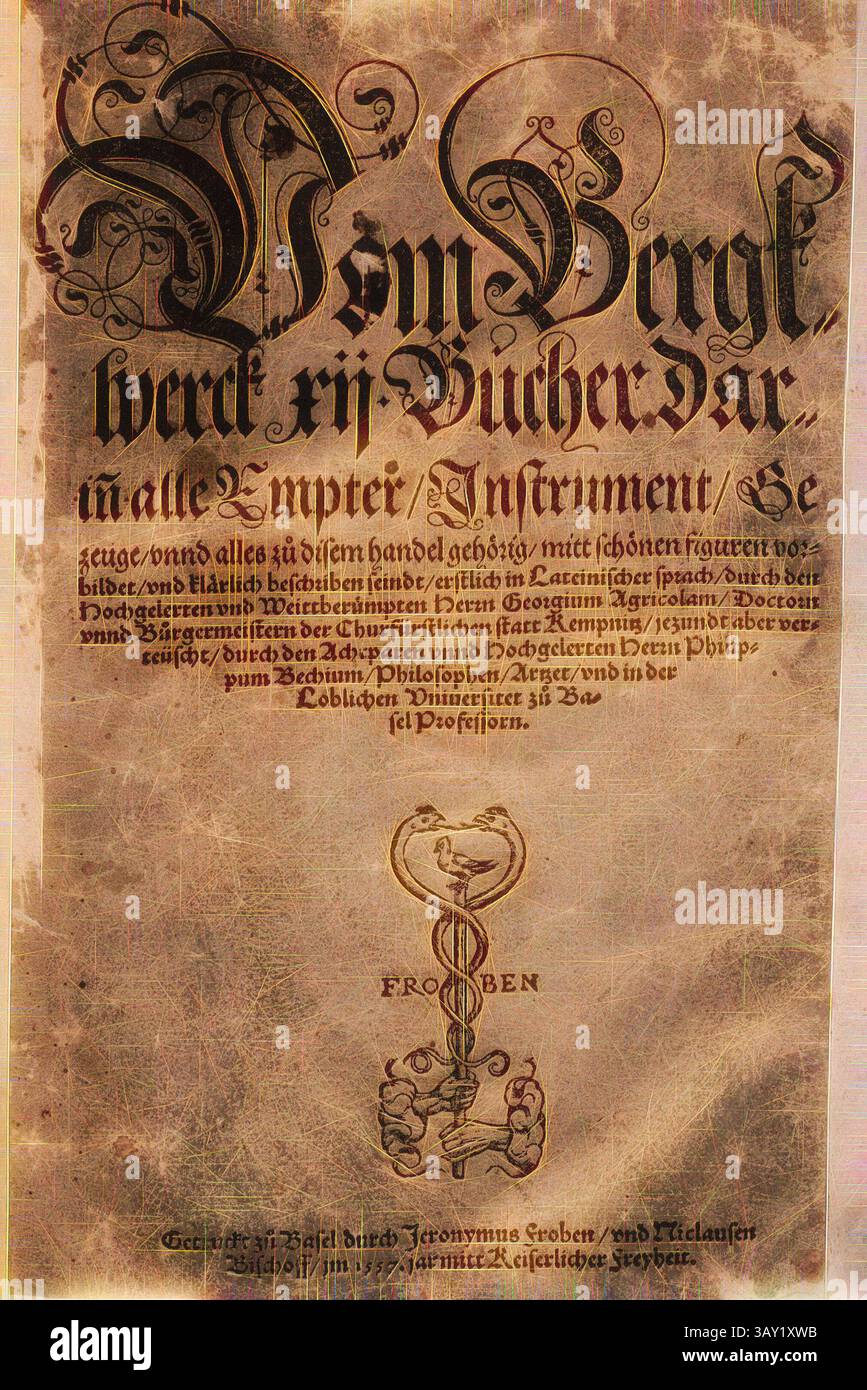 Un documento ornato caratterizzato da una trama complessa e fluida e da decorazioni decorative, che enfatizzano un annuncio formale o un annuncio. Il testo include un titolo prominente ed è circondato da eleganti fioriture, dandogli un aspetto storico o cerimoniale., Title page dell'opera, Title page dalla traduzione tedesca di Agricolas Vom Bergkwerck (De re metallica libri XII), stamp di Froben, bookplate manoscritta di H. Römer, title page, Manuel, Hand Rudolf (graveur sur bois), 1557, Gregorius agricola: Vom Bergkwerck XII Bücher Instunge, Geuge, Empuge, Geuge Foto Stock