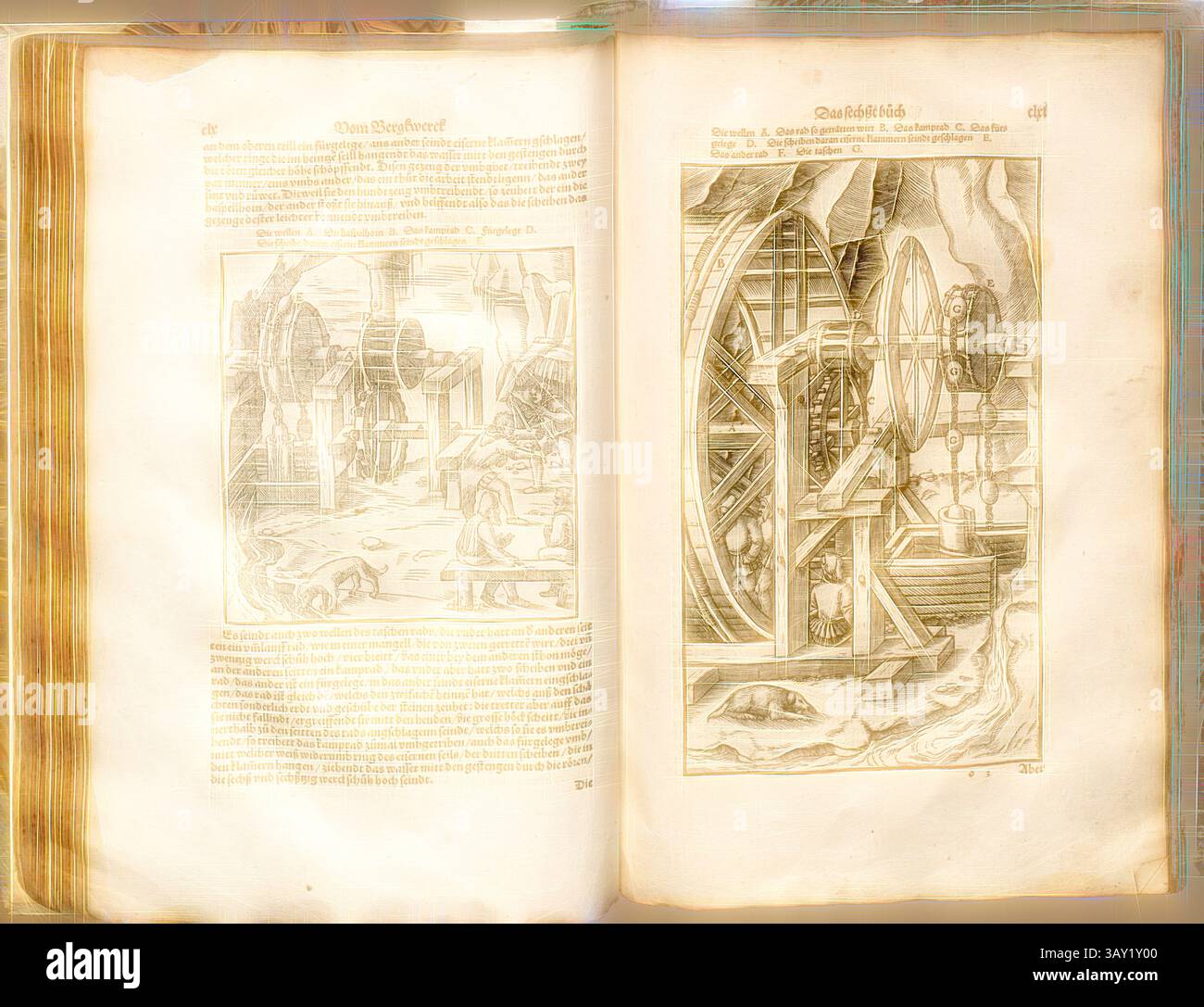 Un libro aperto presenta intricate illustrazioni delle ruote ad acqua, insieme a descrizioni dettagliate che ne evidenziano i meccanismi e le funzioni. I diagrammi mostrano l'ingegneria del tempo, sottolineando il collegamento tra natura e tecnologia., disidratazione, Un ingranaggio è azionato da un coiler o da una girante., questo sposta un'altra ruota su cui si trova una catena con corpi metallici più grandi. Le maglie della catena convogliano così l'acqua dalla miniera attraverso un pozzo, drenaggio, pp. 160-161, (il sesto libro), Manuel, Hand Rudolf (graveur sur bois), 1557, Gregorius agricola: vom Bergkwerck XII Bücher darinn alle Empter, Foto Stock
