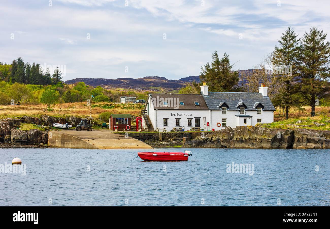 Isola di Ulva, Mull, Scozia. 20 aprile 2025. Isle of Ulva Boathouse Cafe a Springtime, sulla bella e piccola isola di Ulva al largo dell'isola di Mull, Foto Stock