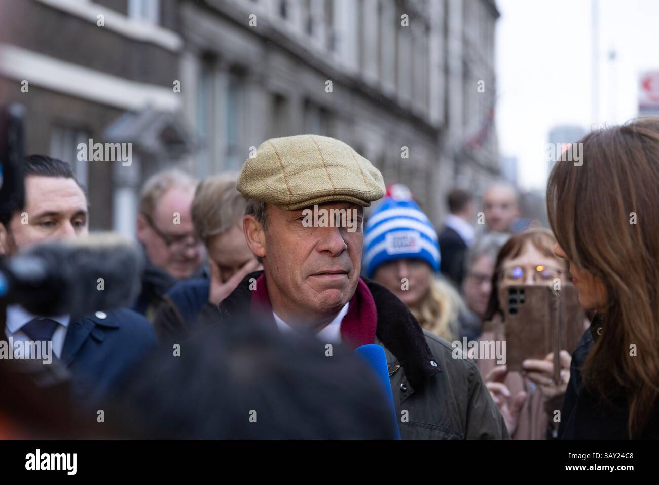 Nigel Farage. Leader di Reform UK, parla ai media mentre i trattori scendono a Westminster a Londra per protestare contro le modifiche alla tassa di successione. Foto Stock