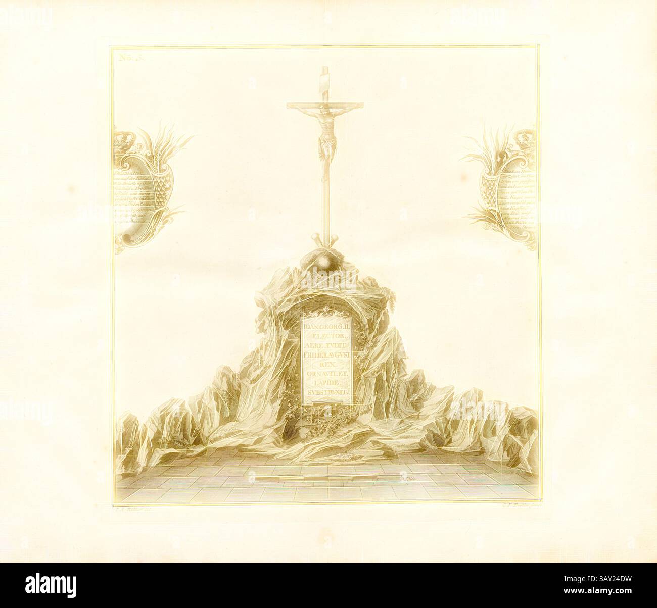 Una scena cupa presenta un crocifisso in cima a un piedistallo roccioso, circondato da decorazioni ornamentali. Accanto alla figura centrale sono presenti iscrizioni dettagliate che aggiungono un senso di riverenza e significato storico all'ambientazione. L'interazione di luci e ombre esalta l'atmosfera solenne., croce sul ponte di Augusto a Dresda, Crocifisso di Abraham Walther e Andreas Herold a Dresda, firmato: I. A. Richter del, C. F. Boëtius sculp, Fig. 3, no 3, dopo P. 96, Richter, Johann Adolf (del.); Boetius, Christian Friedrich (sc.); Breitkopf, Bernhard Christoph (ed.), 1735, Carl Christian Schramm: histo Foto Stock