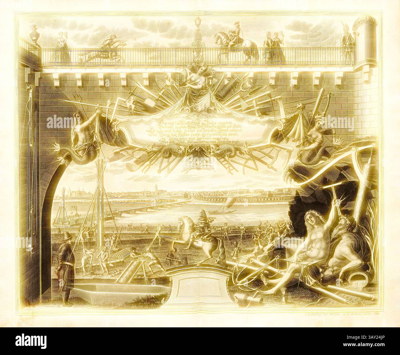Una grande scena artistica caratterizzata da un'architettura ornamentale, figure allegoriche e un paesaggio fluviale. Al centro della composizione c'è un grande striscione adornato con iscrizioni, mentre elementi mitologici e carri aggiungono un senso di dramma e movimento. Varie figure interagiscono sulla scena, simboleggiando trionfo e celebrazione., costruzione del ponte e statua equestre del II agosto, costruzione di un ponte, in primo piano figure allegoriche dei costruttori con bussola e piombo, firmato: I. A. Richter del, C. F. Boetius sculps, titolo rame, Richter, Johann Adolf (del.); Boezio, cristiano Foto Stock