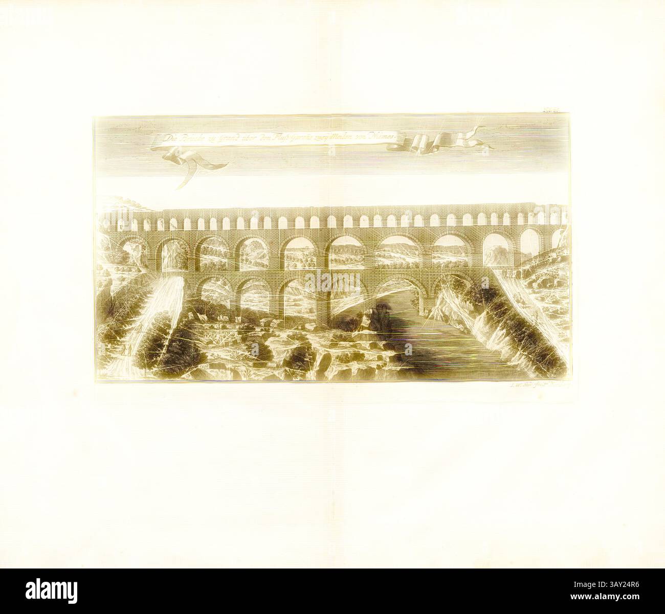 Un grande acquedotto si estende attraverso una valle, con archi multipli che si innalzano sopra il paesaggio. A fianco della struttura si trovano colline e alberi, mentre un cielo dolce incornicia la scena, mettendo in risalto la meraviglia ingegneristica sullo sfondo naturale. Il ponte per Grand sul fiume Garonna a tre miglia da Nismes, Pont du Gard vicino a Nîmes, firmato: I. W. Stör fecit, Fig. 53, no 65, dopo P. 96, Stör, Johann Wilhelm (sc.); Breitkopf, Bernhard Christoph (ed.), 1735, Carl Christian Schramm: Historischer Schauplatz in welchem die merkwürdigsten Brücken aus allen Theilen der Welt, insonderheit aber die i Foto Stock