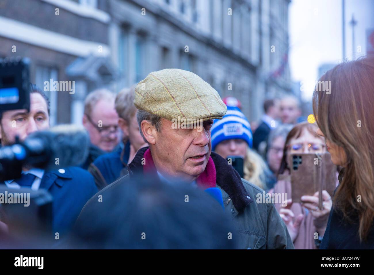Nigel Farage. Leader di Reform UK, parla ai media mentre i trattori scendono a Westminster a Londra per protestare contro le modifiche alla tassa di successione. Foto Stock