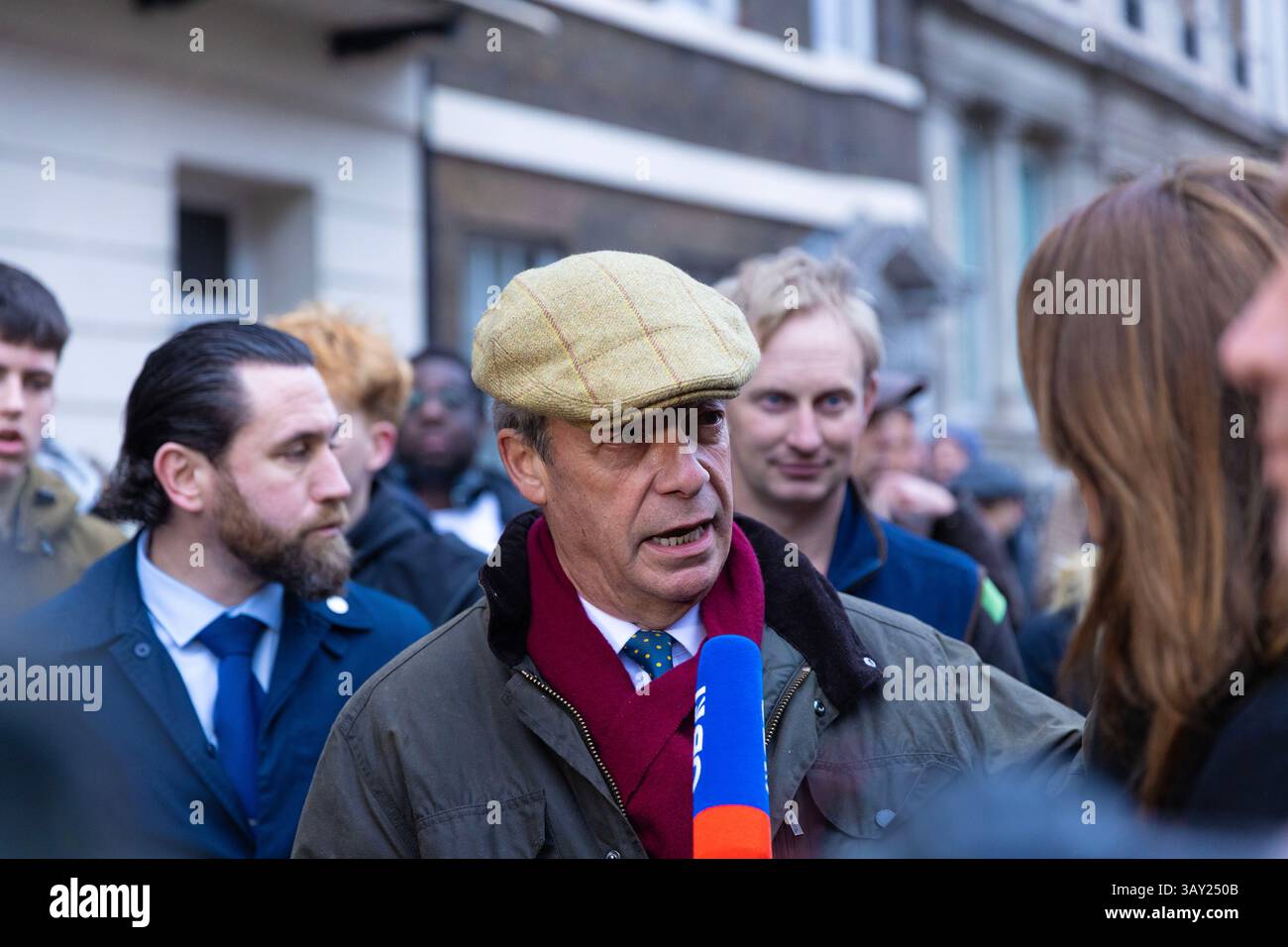 Nigel Farage. Leader di Reform UK, parla ai media mentre i trattori scendono a Westminster a Londra per protestare contro le modifiche alla tassa di successione. Foto Stock
