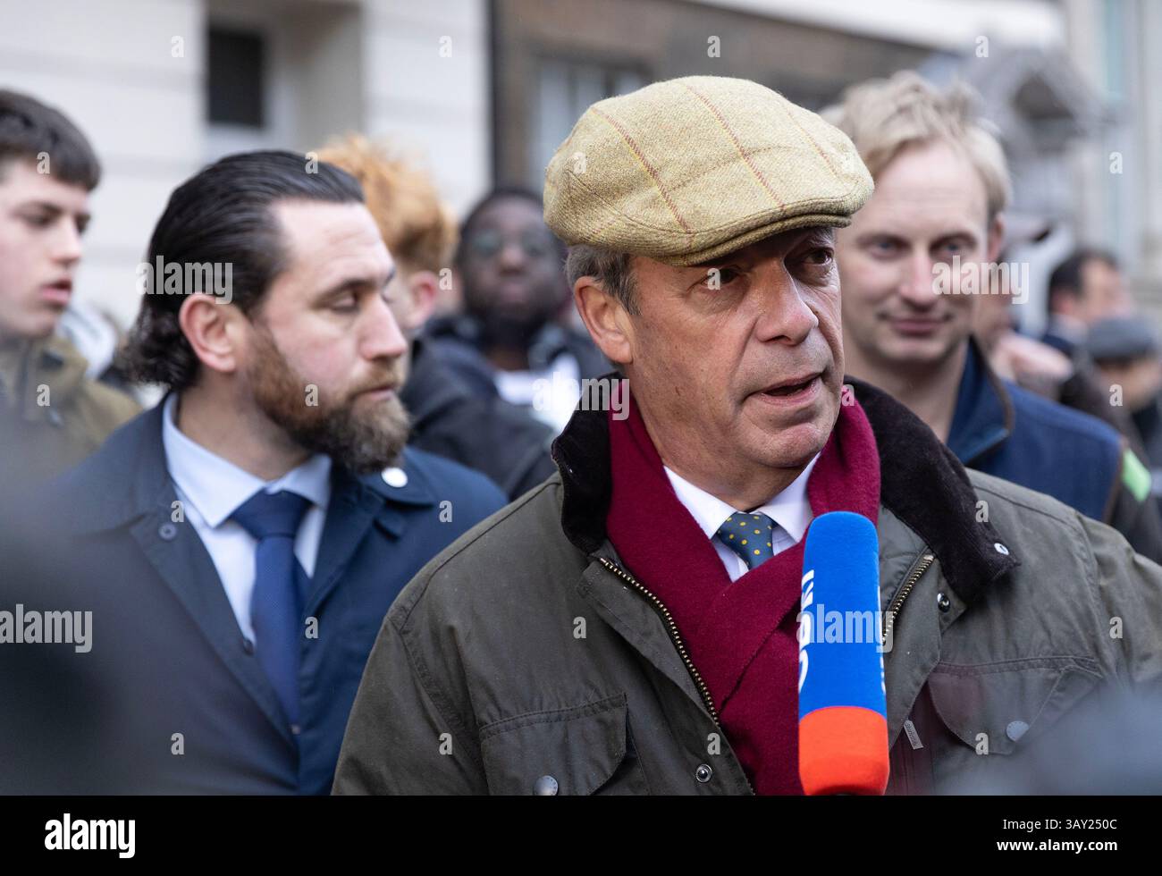 Nigel Farage. Leader di Reform UK, parla ai media mentre i trattori scendono a Westminster a Londra per protestare contro le modifiche alla tassa di successione. Foto Stock