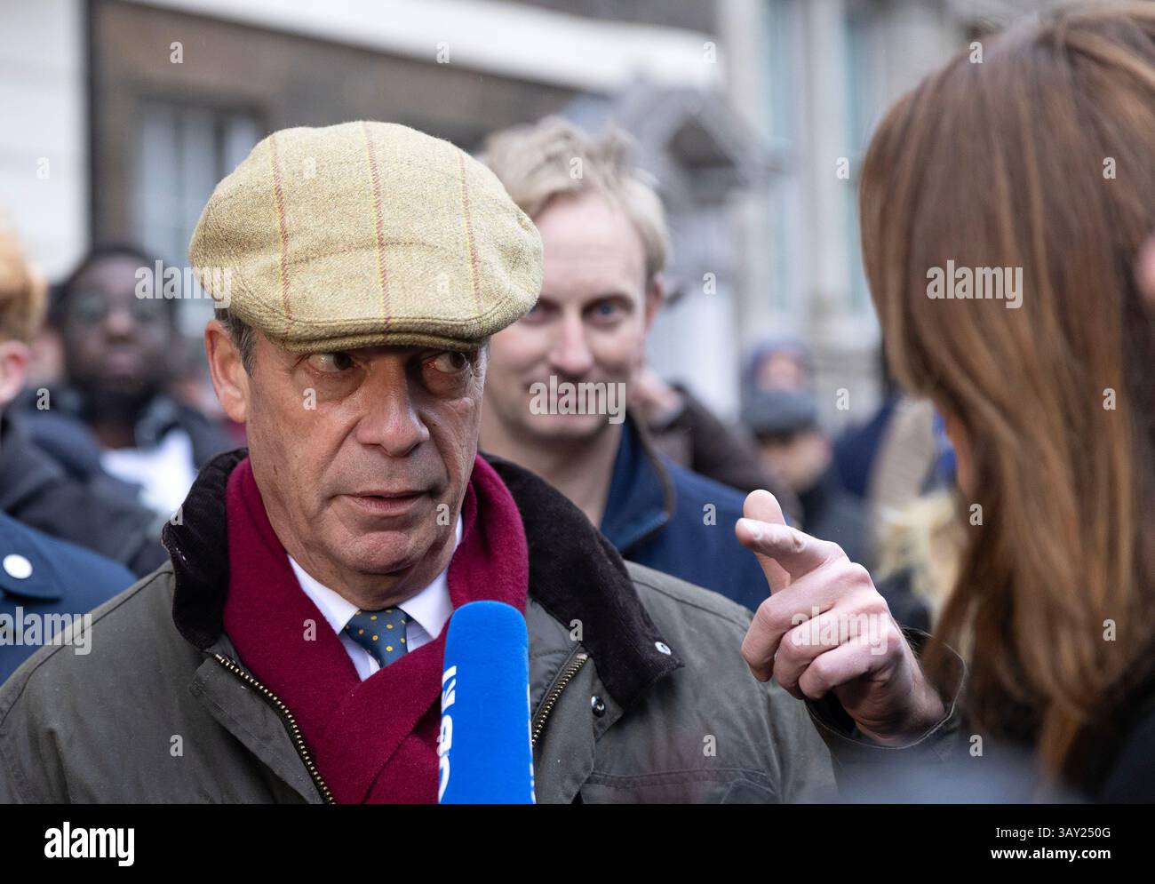 Nigel Farage. Leader di Reform UK, parla ai media mentre i trattori scendono a Westminster a Londra per protestare contro le modifiche alla tassa di successione. Foto Stock