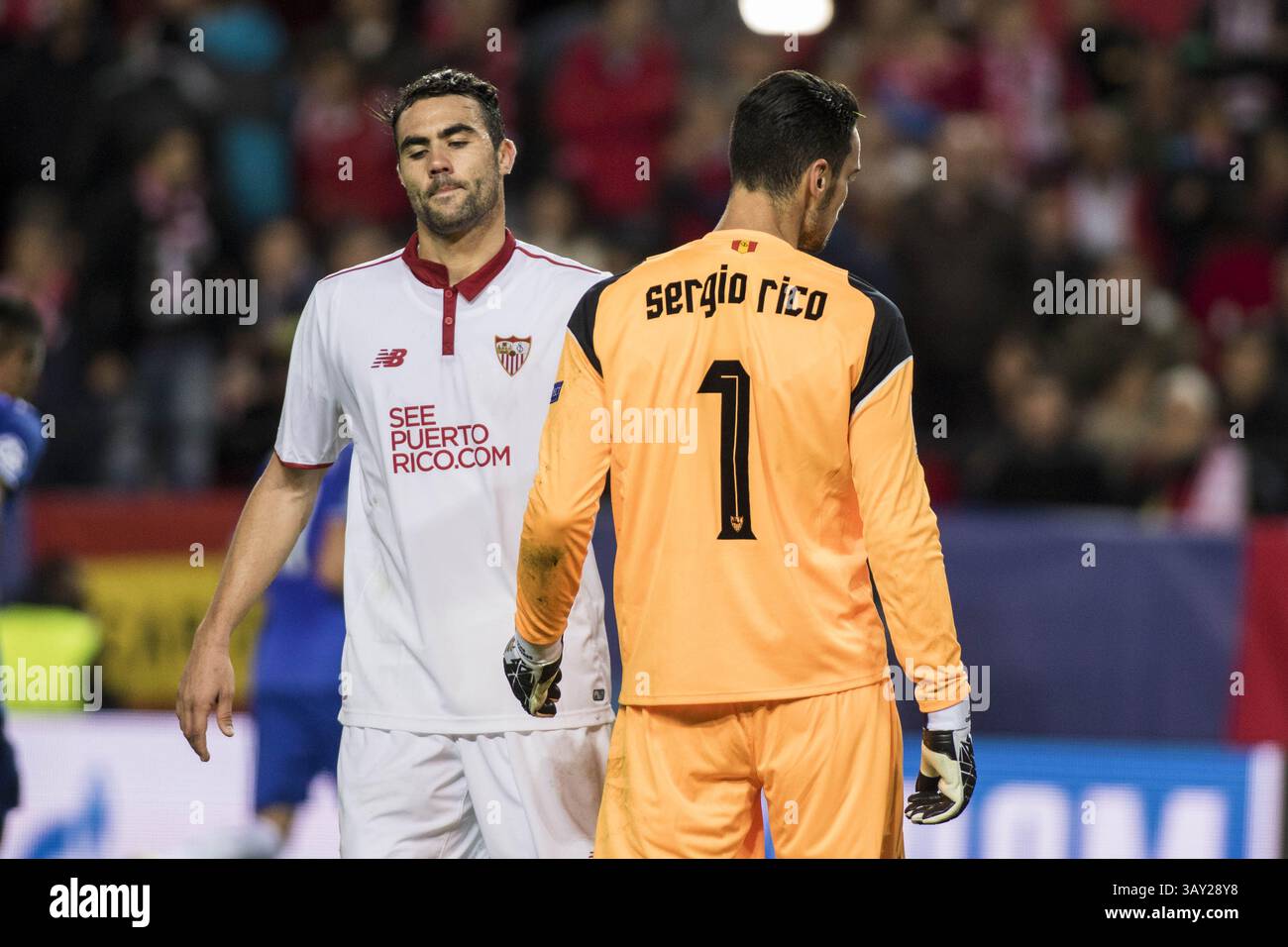 22 novembre 2016 - Siviglia, Spagna - Sergio Rico ( R) e Vicente Iborra di Siviglia si lamentano durante la partita di calcio del gruppo H della UEFA Champions League tra Siviglia FC e Juventus all'Estadio Ramon Sanchez Pizjuan (immagine di credito: © Daniel Gonzalez Acuna via ZUMA Wire) Foto Stock