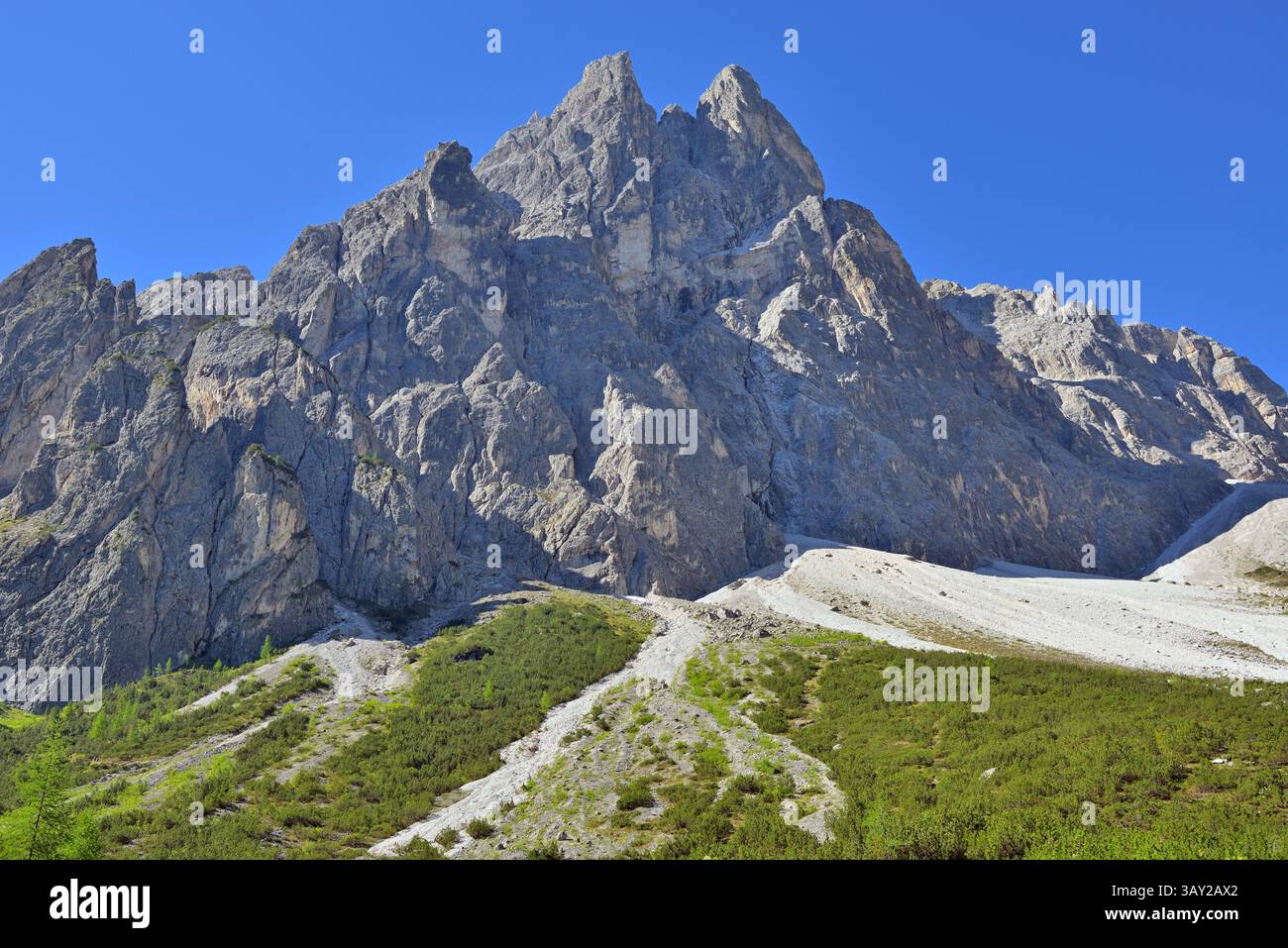 Imponente massiccio montano contro un cielo blu vibrante. Cima una fa parte di una popolare località alpina estiva per escursioni e alpinismo. Dolomiti, Italia. Foto Stock