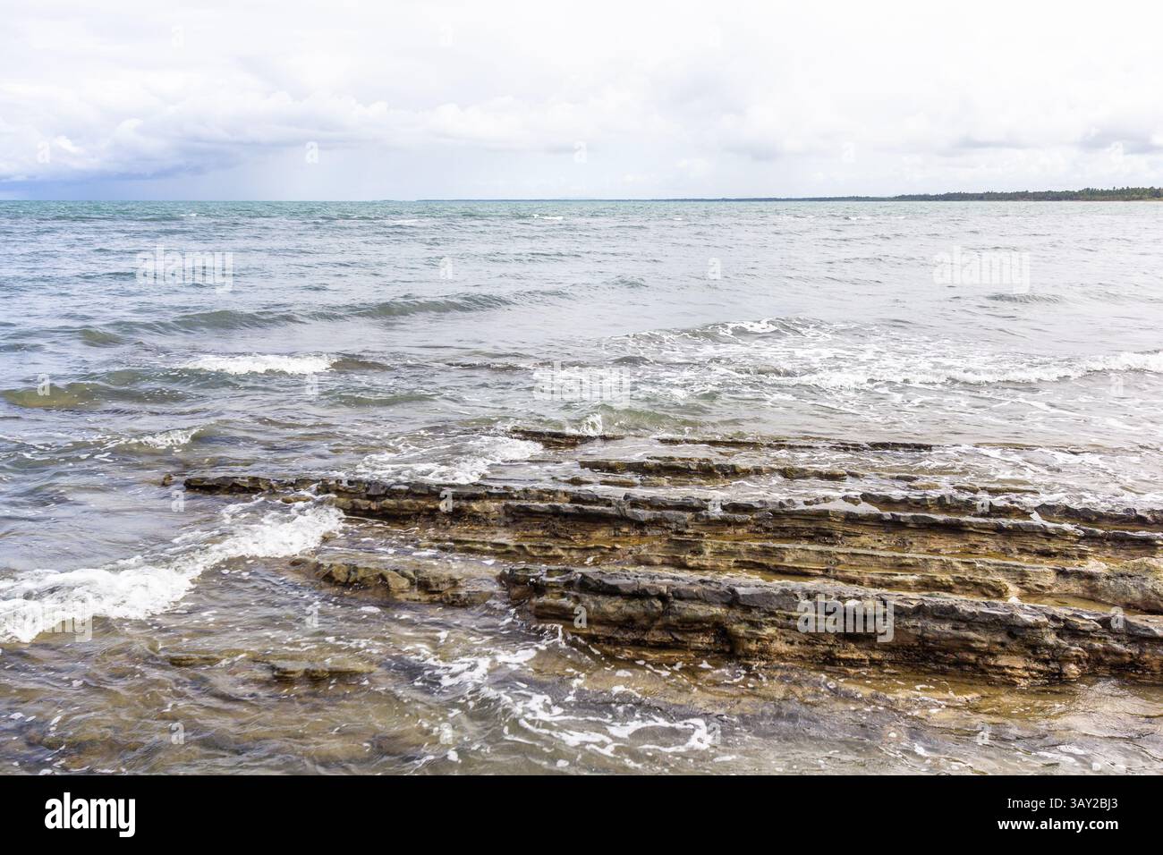 La formazione Afga Wave Rock a Tangalan, Aklan, Filippine, presenta strati di corallo e calcare scolpiti dalle onde, una meravigliosa meraviglia geologica costiera Foto Stock