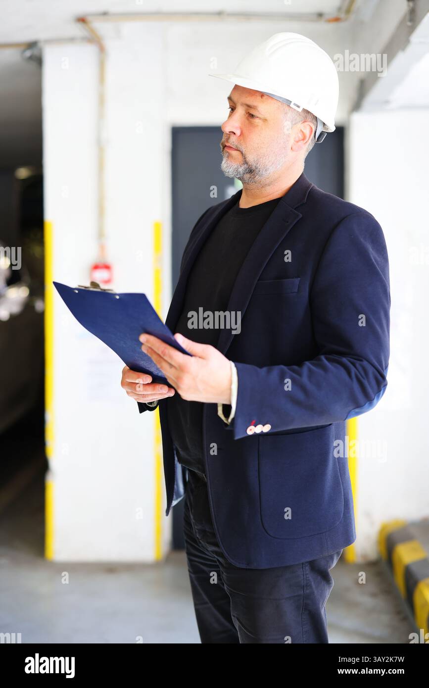 Responsabile di progetto sicuro che fornisce istruzioni sul cantiere. Gestione delle infrastrutture urbane Foto Stock