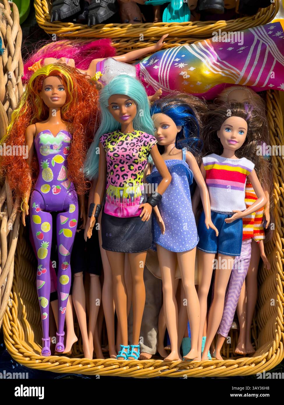 Barbie replica a buon mercato su una bancarella in un'auto di campagna in vendita nell'Herefordshire, Regno Unito Foto Stock