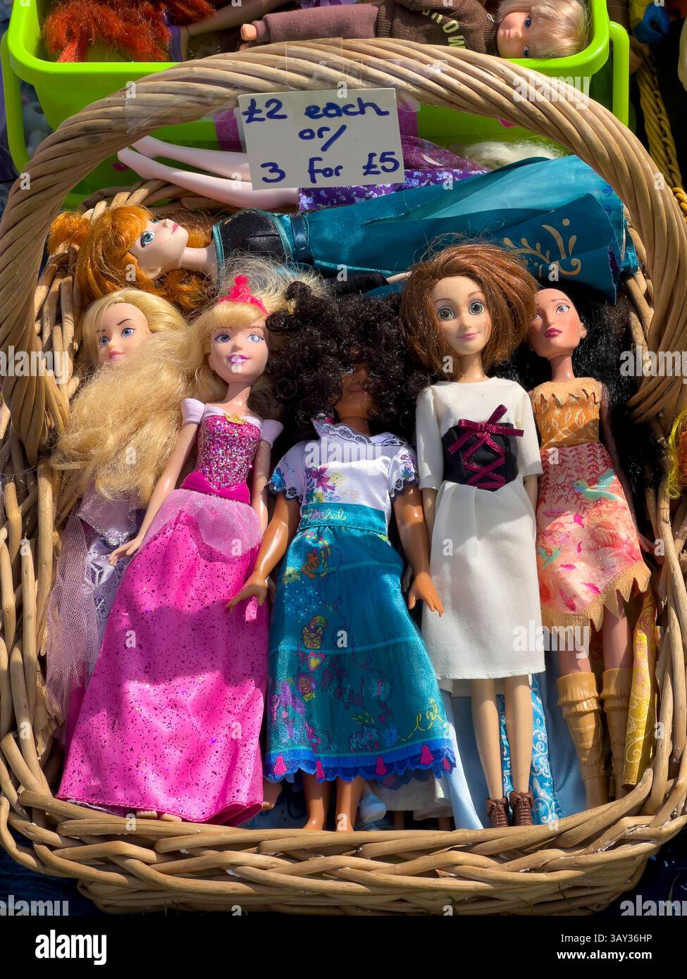 Barbie replica a buon mercato su una bancarella in un'auto di campagna in vendita nell'Herefordshire, Regno Unito Foto Stock