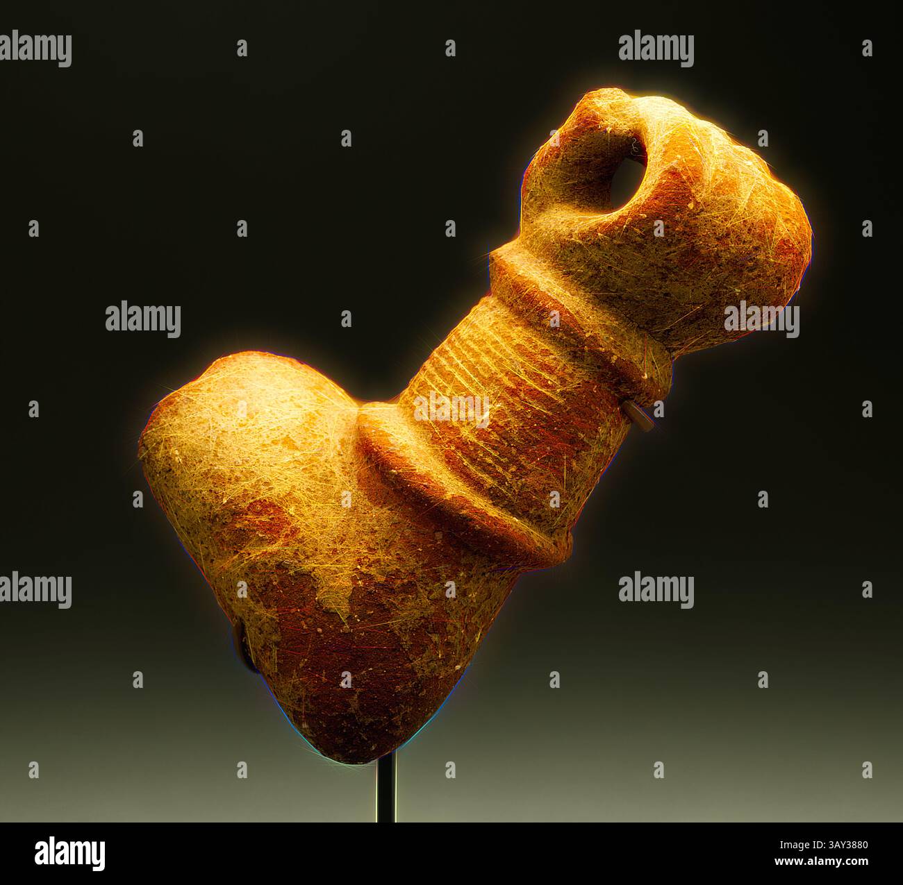 Un antico manufatto a forma di mano che afferra una base cilindrica, che mostra dettagli intricati e una superficie testurizzata che riflette il suo significato storico., NOK, Africano, 500 a.C. - 200 d.C., frammento di figura vuota, tra il 500 e il 100 a.C., Terracotta, totale: 6 3/8 x 3 5/8 x 2 1/4 pollici (16,2 x 9,2 x 5,7 cm), arte classica con un tocco moderno reinventato da Artotop Foto Stock