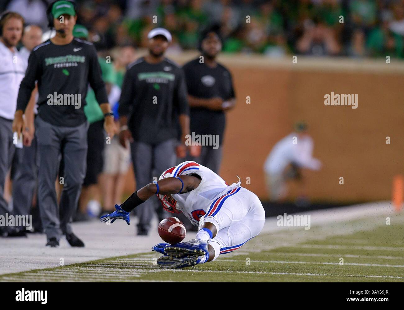 3 settembre 2016: North Texas Mean Green wide receiver Terian Goree (3) fuma la palla mentre il defensive back del Southern Methodist Mustangs William Jeanlys (18) difende durante una partita di football del NCAA College tra i Mustangs SMU e i Green Eagles del North Texas Mean all'Apogee Stadium di Denton, Texas. . Manny Flores/CSM Foto Stock