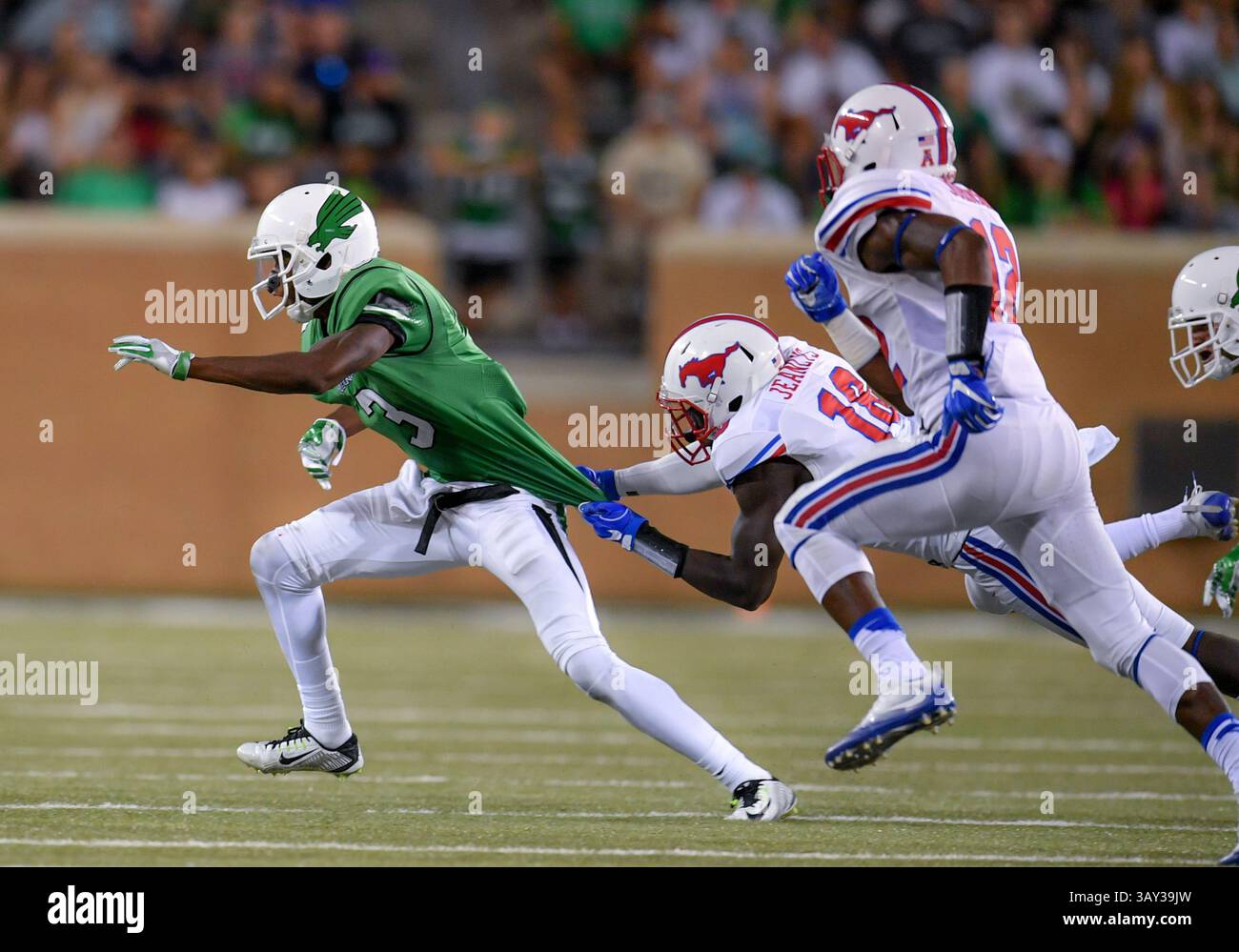 3 settembre 2016: North Texas Mean Green wide receiver Terian Goree (3) fuma la palla mentre il defensive back del Southern Methodist Mustangs William Jeanlys (18) difende durante una partita di football del NCAA College tra i Mustangs SMU e i Green Eagles del North Texas Mean all'Apogee Stadium di Denton, Texas. . Manny Flores/CSM Foto Stock