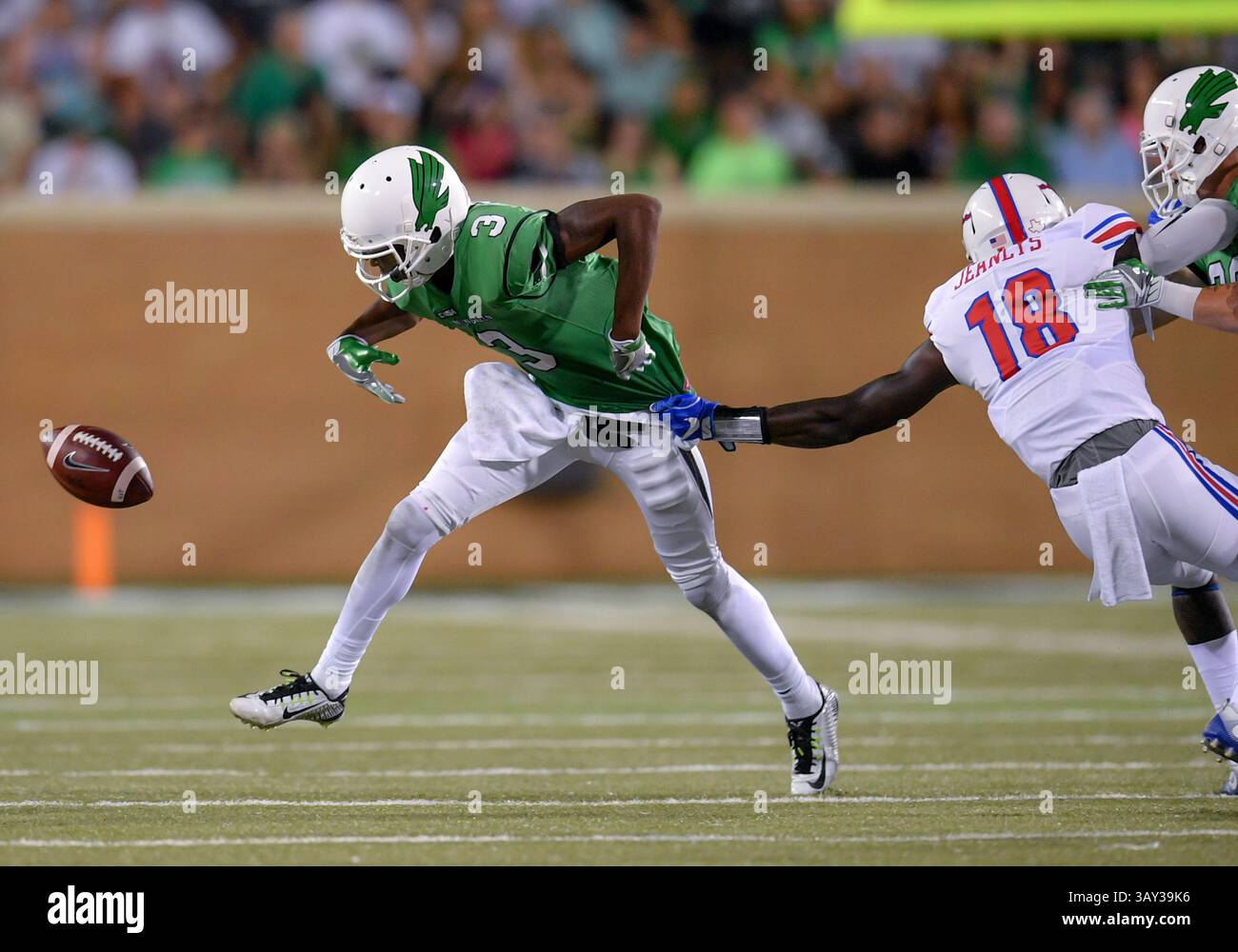 3 settembre 2016: North Texas Mean Green wide receiver Terian Goree (3) fuma la palla mentre il defensive back del Southern Methodist Mustangs William Jeanlys (18) difende durante una partita di football del NCAA College tra i Mustangs SMU e i Green Eagles del North Texas Mean all'Apogee Stadium di Denton, Texas. . Manny Flores/CSM Foto Stock