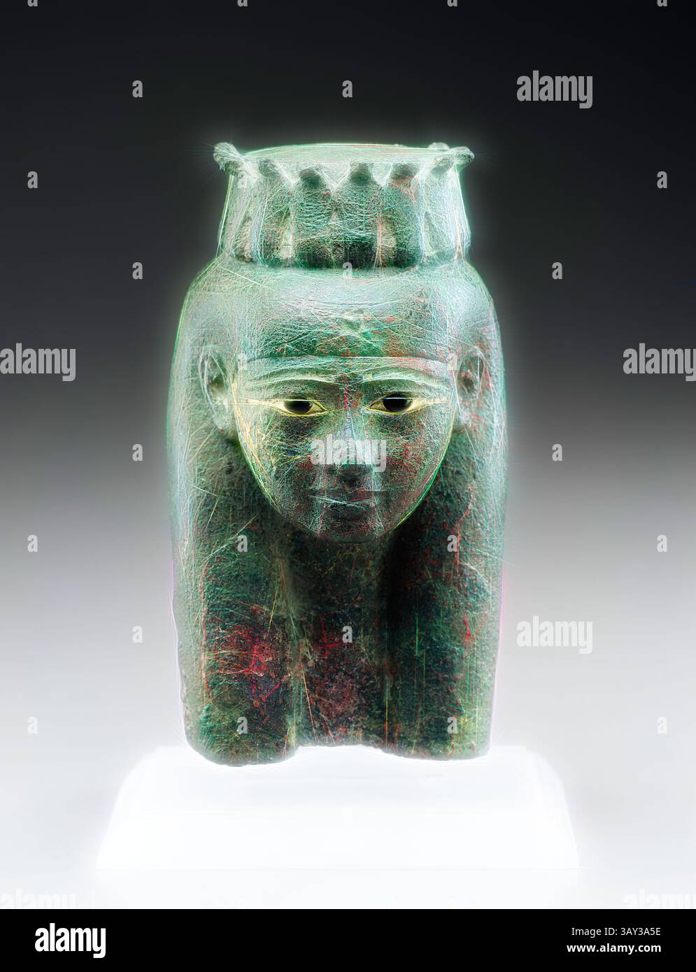Statuetta intagliata con una figura regale adornata da una corona, caratterizzata da caratteristiche facciali sorprendenti e un'espressione serena, che riflette l'arte dell'antica artigianato. Egiziano, testa di una dea, ca. 800 a.C., bronzo, colata, con dettagli incisi, intarsiata con ossidiana e osso, totale: 5 7/16 x 2 7/8 x 3 5/8 pollici (13,8 x 7,3 x 9,2 cm), arte classica con un tocco moderno reinventata da Artotop Foto Stock