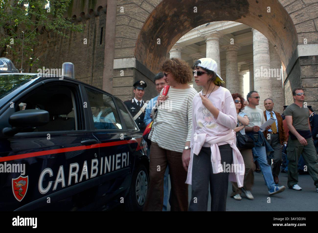 24 apr 2016 - Roma, Italia - ufficiale di polizia carabinieri accanto all'auto di polizia, città del Vaticano, Roma, Italia (immagine di credito: © Sergi Reboredo/ZUMA Wire/ZUMAPRESS.com) Foto Stock