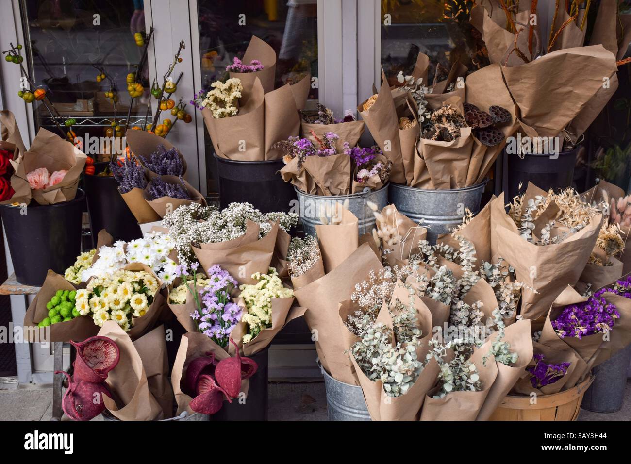 Una selezione di fiori freschi e secchi davanti al negozio di fiori Foto Stock