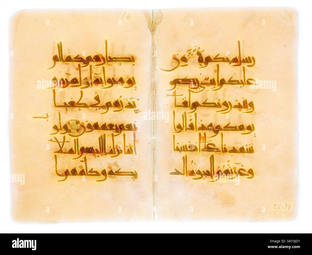 Un antico manoscritto con testo arabo calligrafato splendidamente, che mostra una trama complessa e fluida su pagine pergamene invecchiate. La scrittura presenta abbellimenti dettagliati, creando un'estetica elegante e storica, possibilmente islamica, iraniana, possibilmente islamica, irachena, Corano Bi-folio, c. 950/970, inchiostro e oro su carta, H. 16,5 cm (6 1/2 poll.), W. 22 cm (8 1/16 poll.), arte classica con un tocco moderno reinventata da Artotop Foto Stock