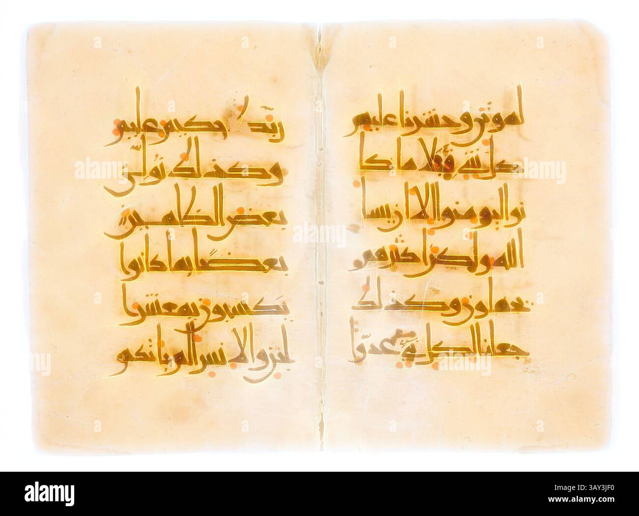 Un manoscritto aperto caratterizzato da una scrittura araba elegantemente stilizzata, con una calligrafia ricca e fluida che illustra una miscela di poesia e prosa su pergamena invecchiata. Il testo è disposto in due colonne, che mostrano intricate scritte e fioriture artistiche: Forse islamico, iraniano, forse islamico, iracheno, Qur'an Bi-folio, c. 950/970, inchiostro su carta formato, H. 16,5 cm (6 1/2 poll.), W. 22 cm (8 1/16 poll.), arte classica con un tocco moderno reinventata da Artotop Foto Stock