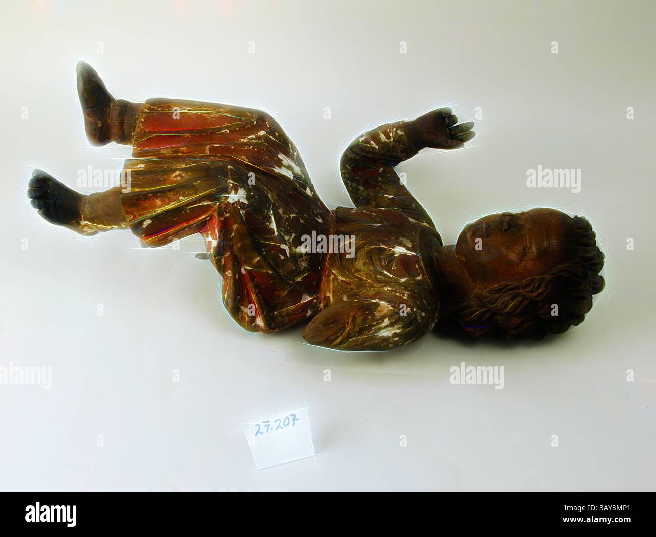 Figura in legno intagliata di un bambino sdraiato, decorato con abiti decorativi, dall'espressione serena e dai dettagli., Arnolfo di cambio, italiano, 1245-1302, il Cristo bambino, XIII/inizio XIV secolo, legno con decorazione policroma, totale: 20 1/2 x 10 3/4 x 8 5/8 pollici (52,1 x 27,3 x 21,9 cm), arte classica con un tocco moderno reinventata da Artotop Foto Stock