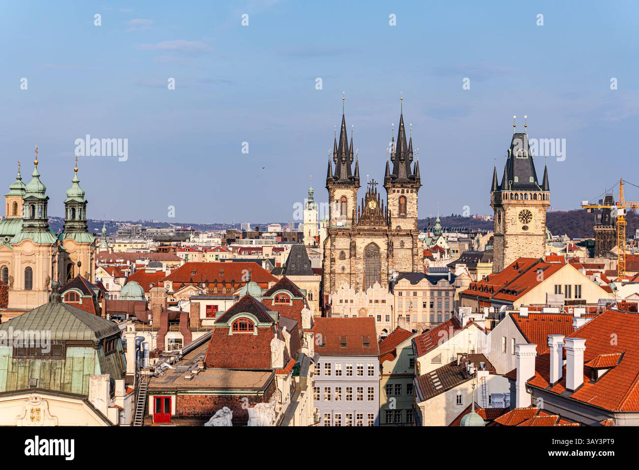 Una splendida foto panoramica cattura il paesaggio storico della città di Praga, con le iconiche guglie della Chiesa di Tyn e il Municipio della città Vecchia sotto un cielo limpido Foto Stock