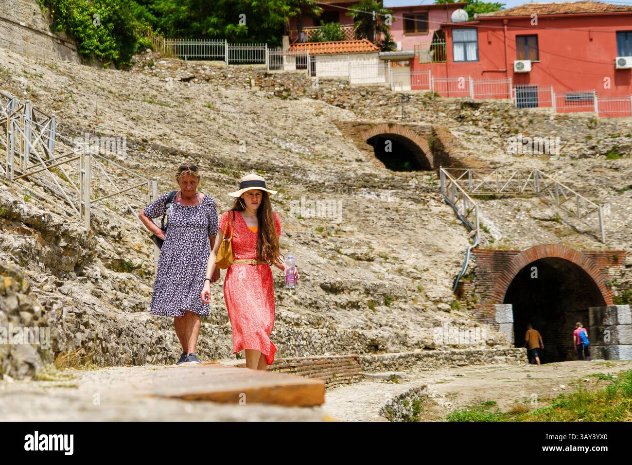 Maggio 2024. Durazzo, Albania. I resti dell'Anfiteatro Romano, costruito all'inizio del II secolo d.C. È di forma ellittica, con l Foto Stock