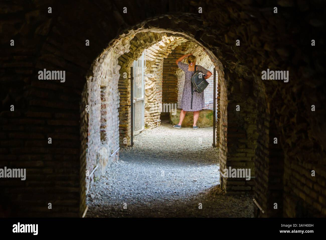 Maggio 2024. Durazzo, Albania. I resti dell'Anfiteatro Romano, costruito all'inizio del II secolo d.C. È di forma ellittica, con l Foto Stock