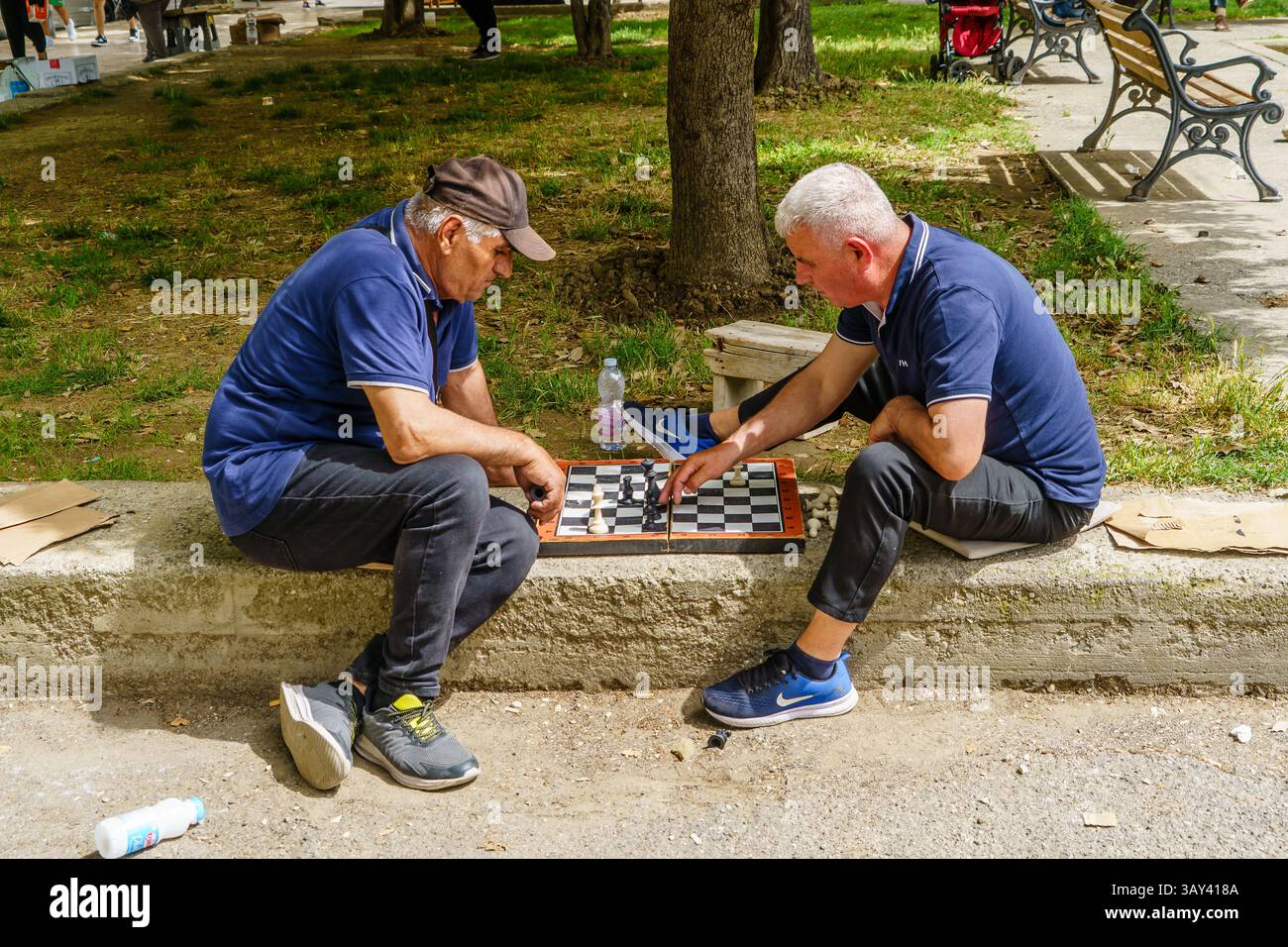 Maggio 2024. Durazzo, Albania. Due uomini che giocano a scacchi in un parco. Foto: © Simon Grosset Foto Stock