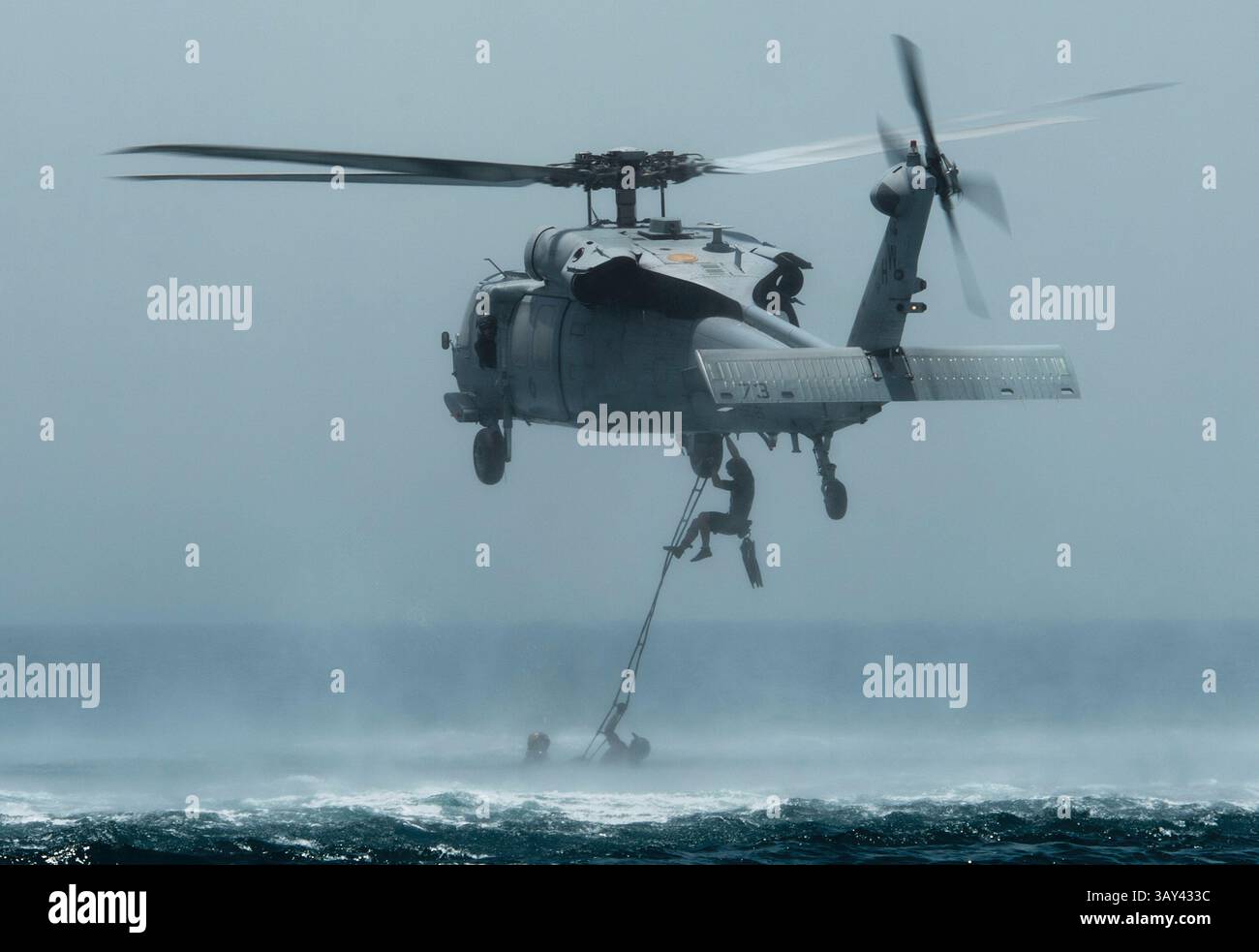 6 giugno 2016 - Bahrain - operazioni speciali della Marina degli Stati Uniti Comandante Task Group 56 Explosive Ordinance Disposal Technicians conducono operazioni di fusione e recupero vicino al Bahrain 6 giugno 2016 nel Golfo Arabico. (Immagine di credito: © Mcmcs2 Sean Furey/Planet Pix via ZUMA Wire) Foto Stock