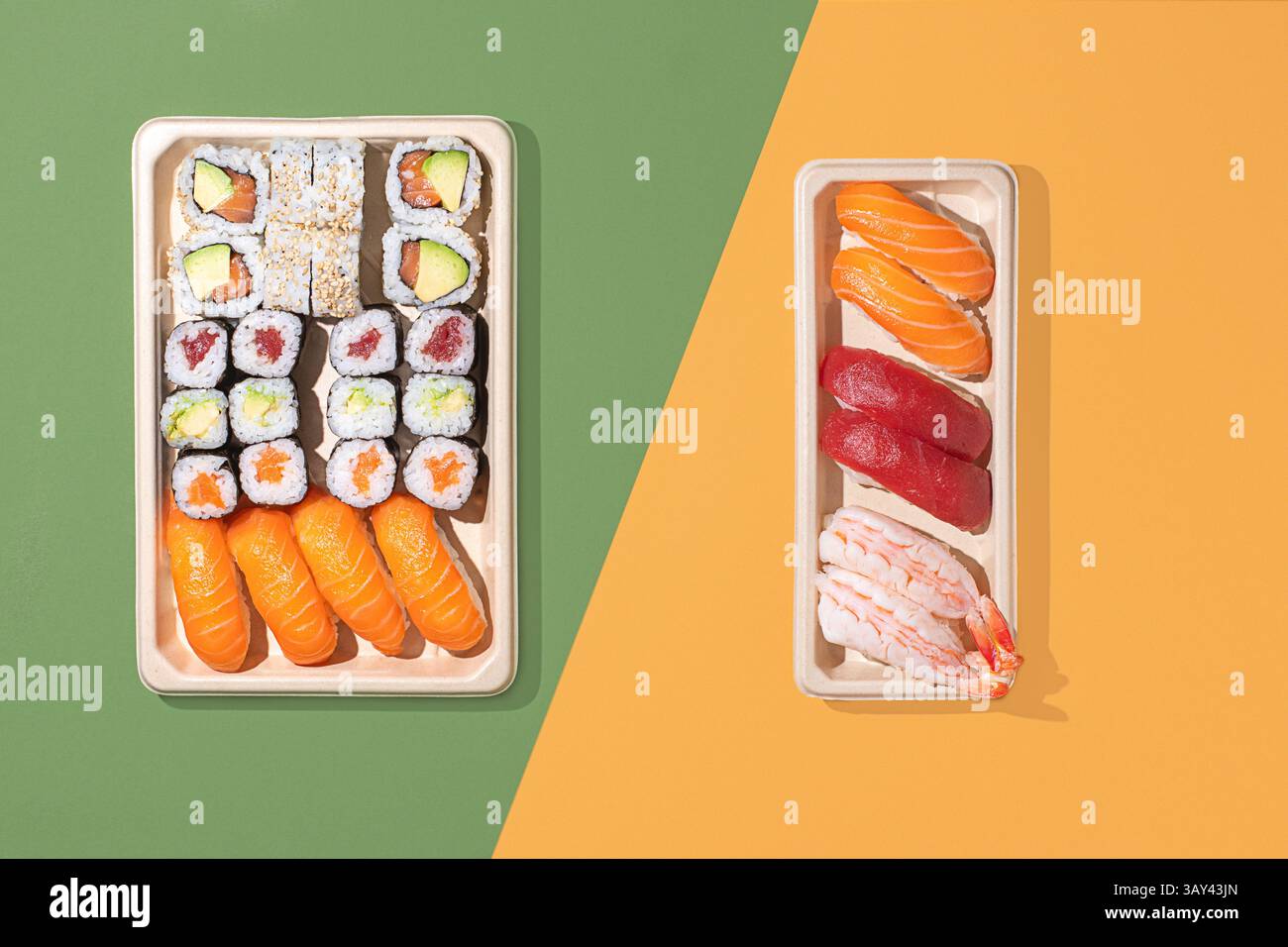 Foto minimalista di scatole da asporto per sushi su sfondo cromatico, con nigiri e maki rotoli con forte illuminazione direzionale Foto Stock
