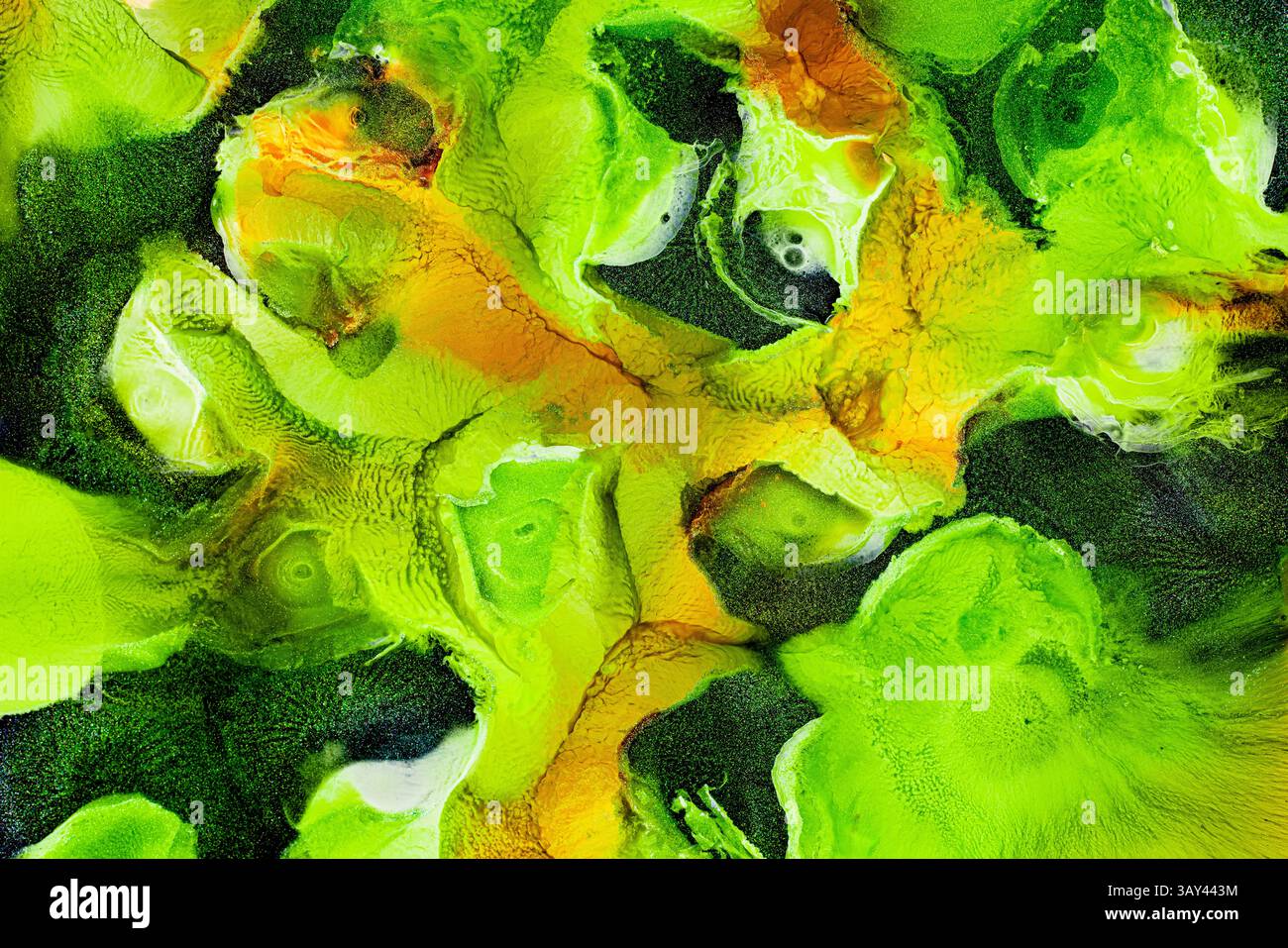 Un vibrante dipinto astratto con texture verdi galattiche e accenni di giallo. Il design fluido evoca la vivida bellezza della natura, creando un a energetico Foto Stock