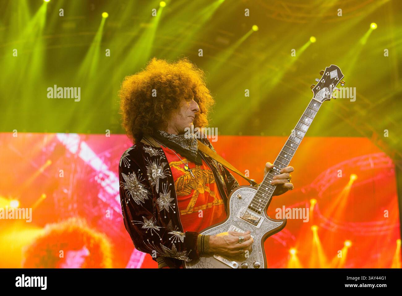 Settembre 17, 2016 - Delmar, CA, US - KAABOO è tre giorni di divertimento, con quasi 40 ore piene di ricordi e ha tutti i presupposti per approdare ad un confortevole evento. Essi avevano molta ombra e posti a sedere,i servizi igienici sono stati puliti con aria condizionata con servizi igienici lavabile (nessuna porta-vasino), e non vi era alcuna sporcizia, polvere o fango di lotta attraverso solo per avere un buon tempo..per un certo livello di valutazione c'era anche una piscina per il lounge intorno a. Vi è stato il cibo gourmet, prezzi esorbitanti, e tutto ciò che vi aspettereste da un festival di tre giorni..visto qui: uno dei rivestimenti padiglione Lenny Kravitz, chitarrista Craig Ross. Foto Stock