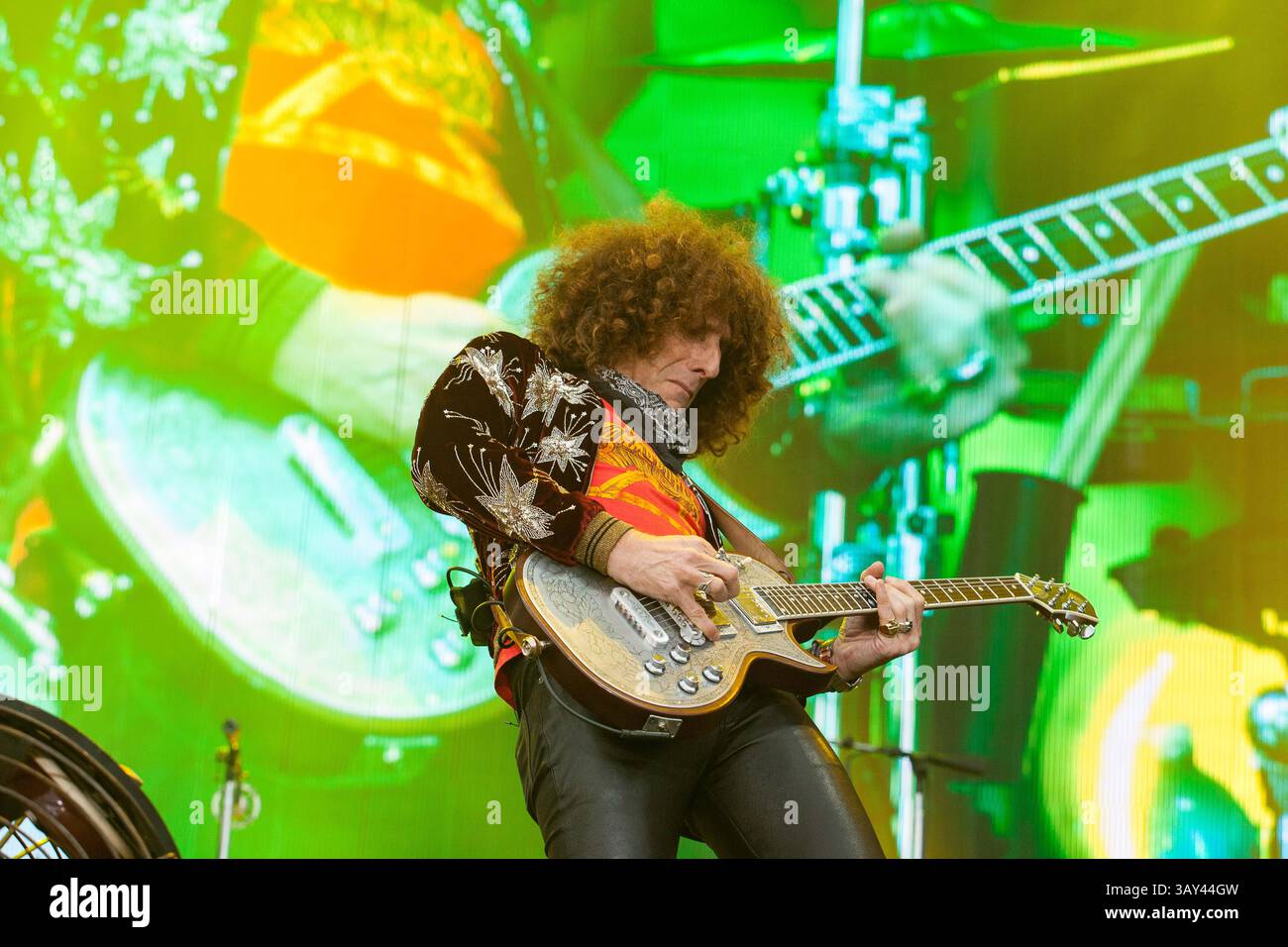 Settembre 17, 2016 - Delmar, CA, US - KAABOO è tre giorni di divertimento, con quasi 40 ore piene di ricordi e ha tutti i presupposti per approdare ad un confortevole evento. Essi avevano molta ombra e posti a sedere,i servizi igienici sono stati puliti con aria condizionata con servizi igienici lavabile (nessuna porta-vasino), e non vi era alcuna sporcizia, polvere o fango di lotta attraverso solo per avere un buon tempo..per un certo livello di valutazione c'era anche una piscina per il lounge intorno a. Vi è stato il cibo gourmet, prezzi esorbitanti, e tutto ciò che vi aspettereste da un festival di tre giorni..visto qui: uno dei rivestimenti padiglione Lenny Kravitz, chitarrista Craig Ross. Foto Stock