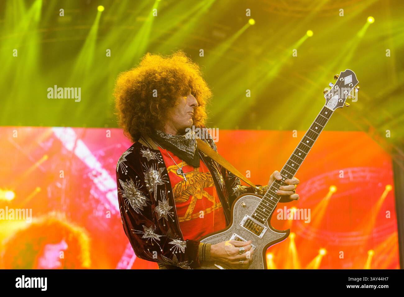 Settembre 17, 2016 - Delmar, CA, US - KAABOO è tre giorni di divertimento, con quasi 40 ore piene di ricordi e ha tutti i presupposti per approdare ad un confortevole evento. Essi avevano molta ombra e posti a sedere,i servizi igienici sono stati puliti con aria condizionata con servizi igienici lavabile (nessuna porta-vasino), e non vi era alcuna sporcizia, polvere o fango di lotta attraverso solo per avere un buon tempo..per un certo livello di valutazione c'era anche una piscina per il lounge intorno a. Vi è stato il cibo gourmet, prezzi esorbitanti, e tutto ciò che vi aspettereste da un festival di tre giorni..visto qui: uno dei rivestimenti padiglione Lenny Kravitz, chitarrista Craig Ross. Foto Stock