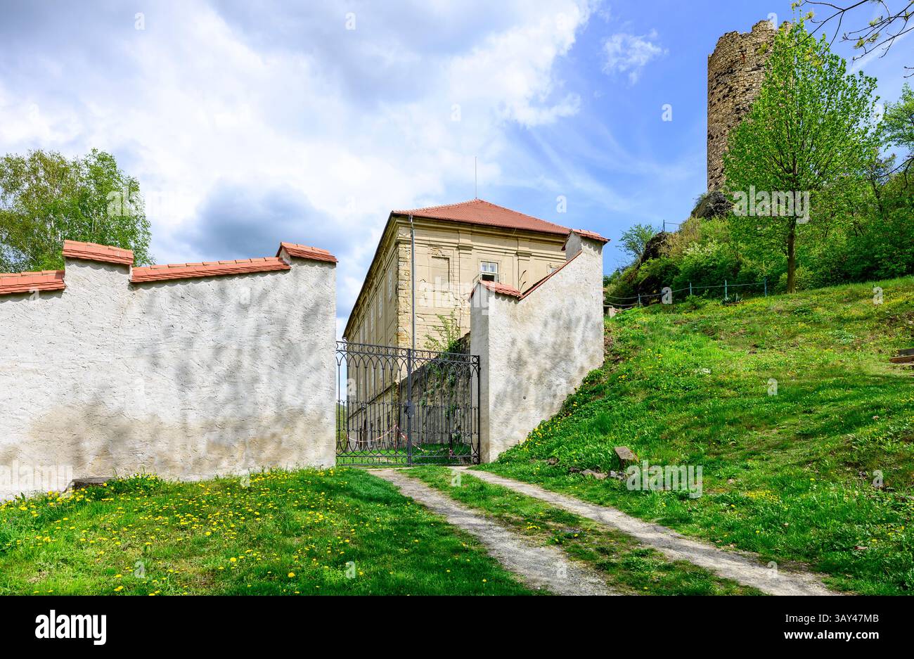 Vlastislav, Repubblica Ceca. 22 aprile 2025. Il castello di Skalka, luogo di nascita di Christoph Schonborn, l'ex arcivescovo e cardinale di Vienna, considerato uno dei possibili candidati al papato, nella foto del 22 aprile 2025, a Vlastislav, distretto di Litomerice, Repubblica Ceca. Crediti: Ondrej Hajek/CTK Photo/Alamy Live News Foto Stock